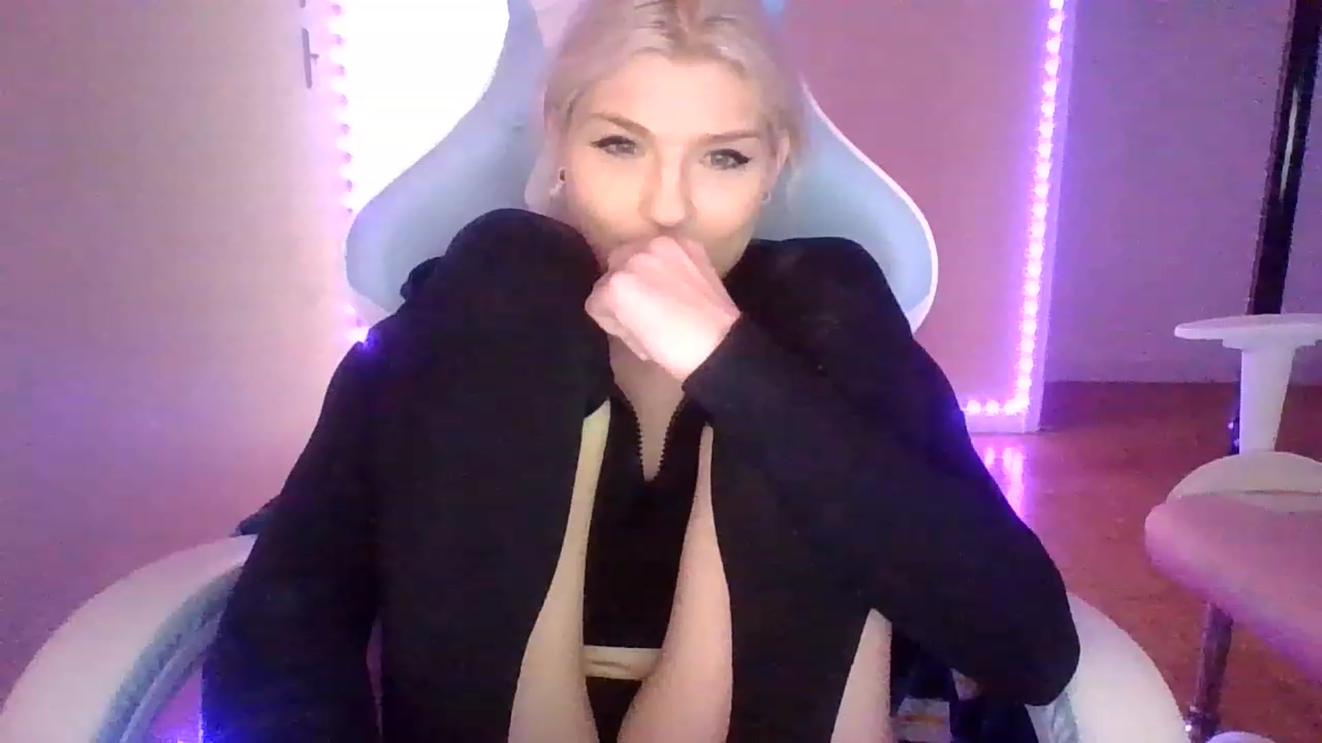 Gallery image thumbnail from DuckChan0's myfreecams stream on, 01/27/2023, 15:08 image 6 of 20