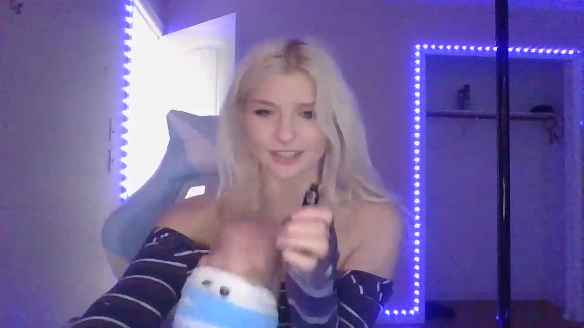 Gallery image thumbnail from DuckChan0's myfreecams stream on, 01/31/2023, 17:37 image 6 of 20