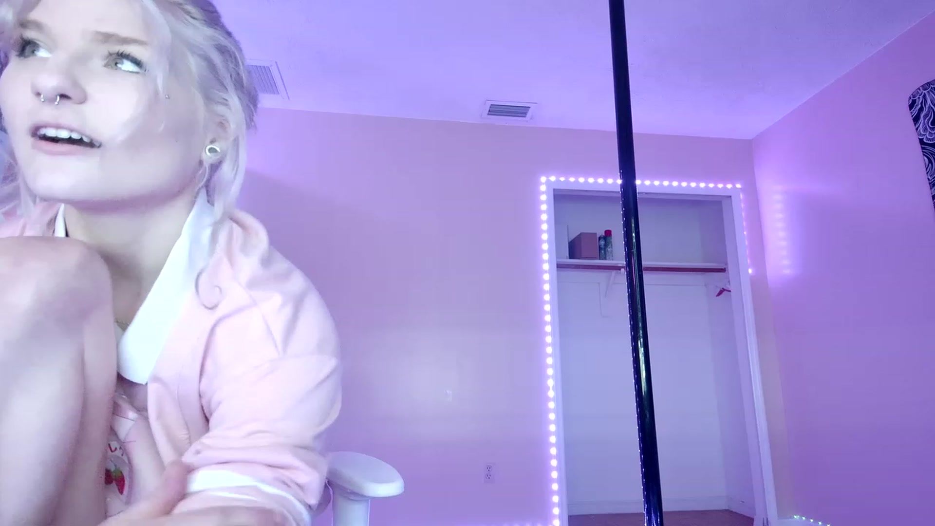 Gallery image thumbnail from DuckChan0's myfreecams stream on, 02/06/2023, 18:04 image 10 of 20