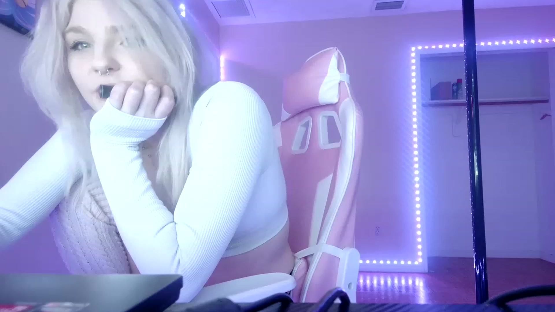 Gallery image thumbnail from DuckChan0's myfreecams stream on, 02/07/2023, 17:22 image 19 of 20