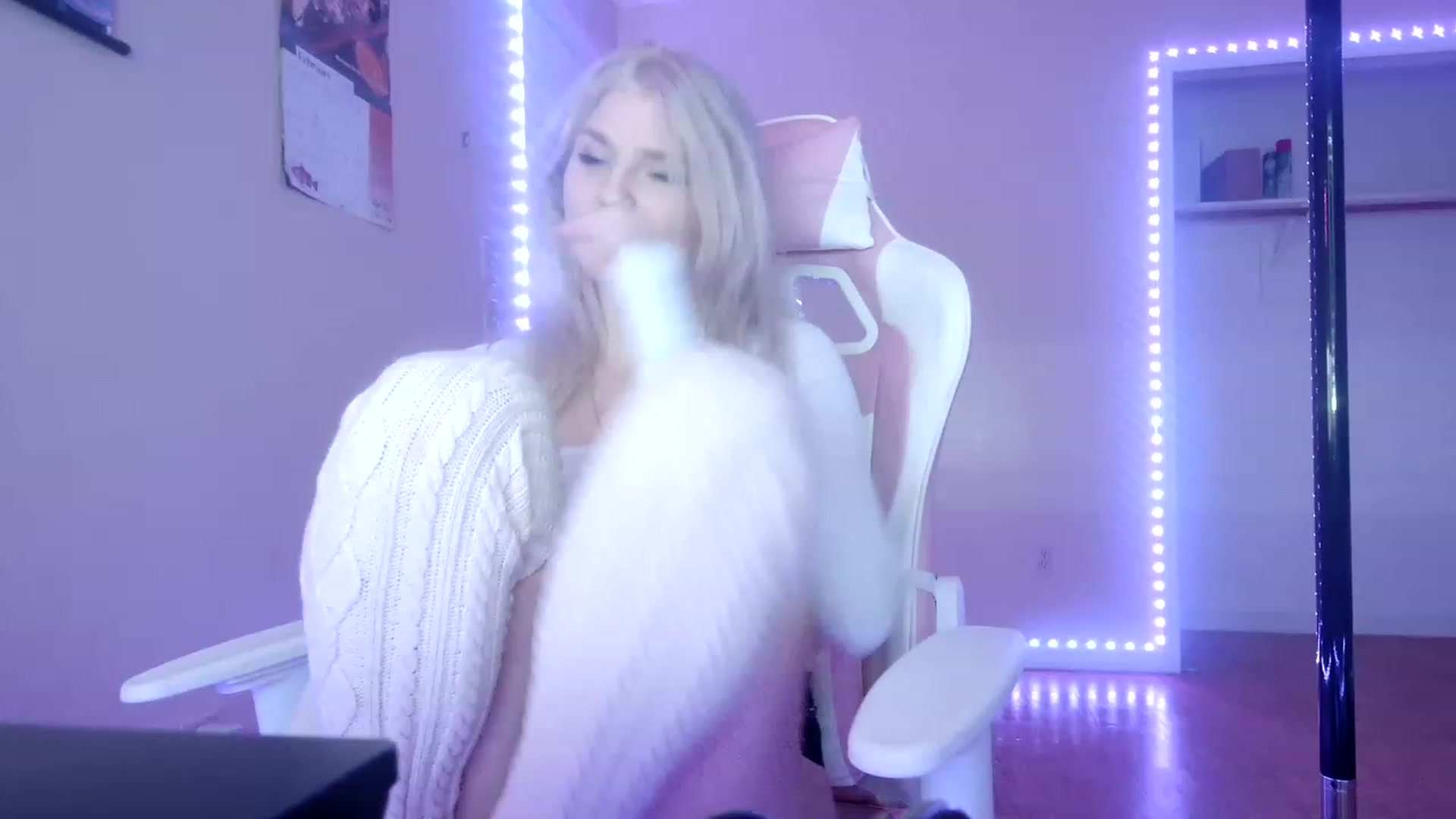 Gallery image thumbnail from DuckChan0's myfreecams stream on, 02/07/2023, 17:22 image 15 of 20