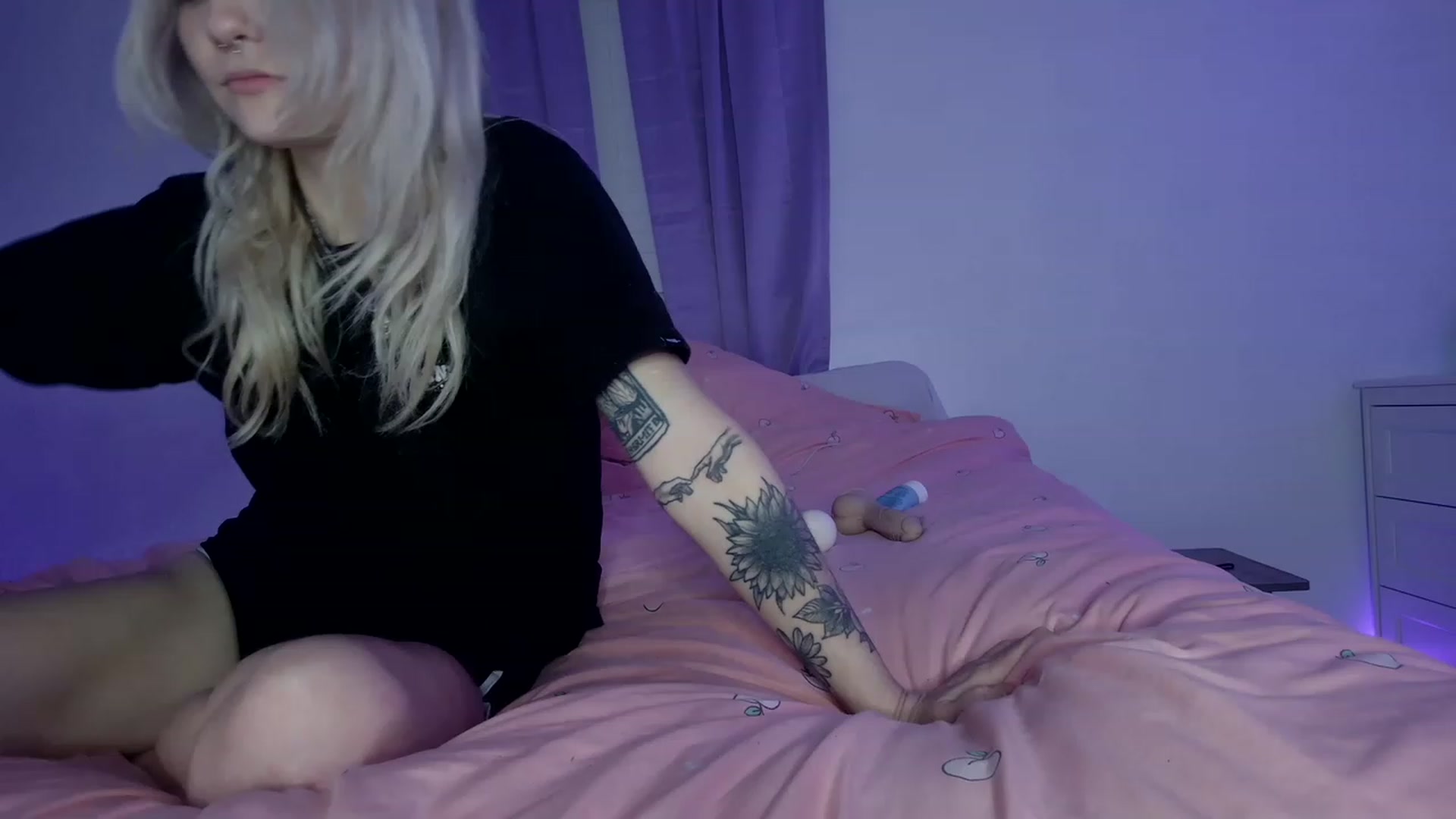 Gallery image thumbnail from DuckChan0's myfreecams stream on, 02/13/2023, 01:20 image 15 of 20