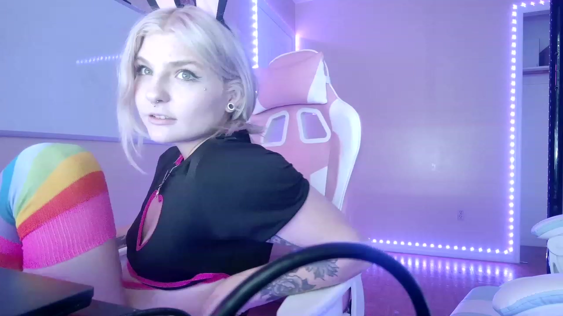 Gallery image thumbnail from DuckChan0's myfreecams stream on, 02/15/2023, 16:02 image 17 of 20