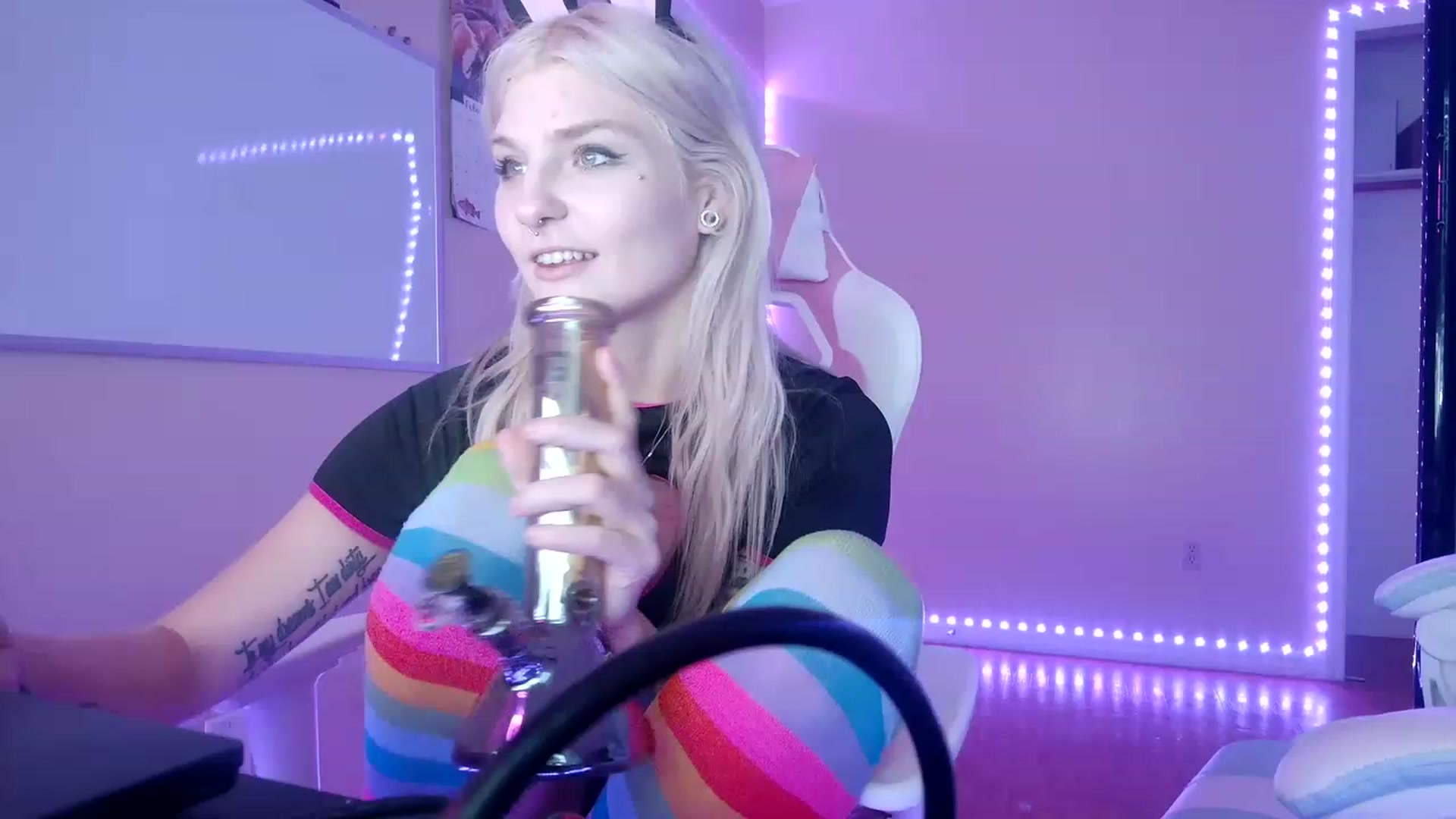 Gallery image thumbnail from DuckChan0's myfreecams stream on, 02/15/2023, 16:02 image 14 of 20