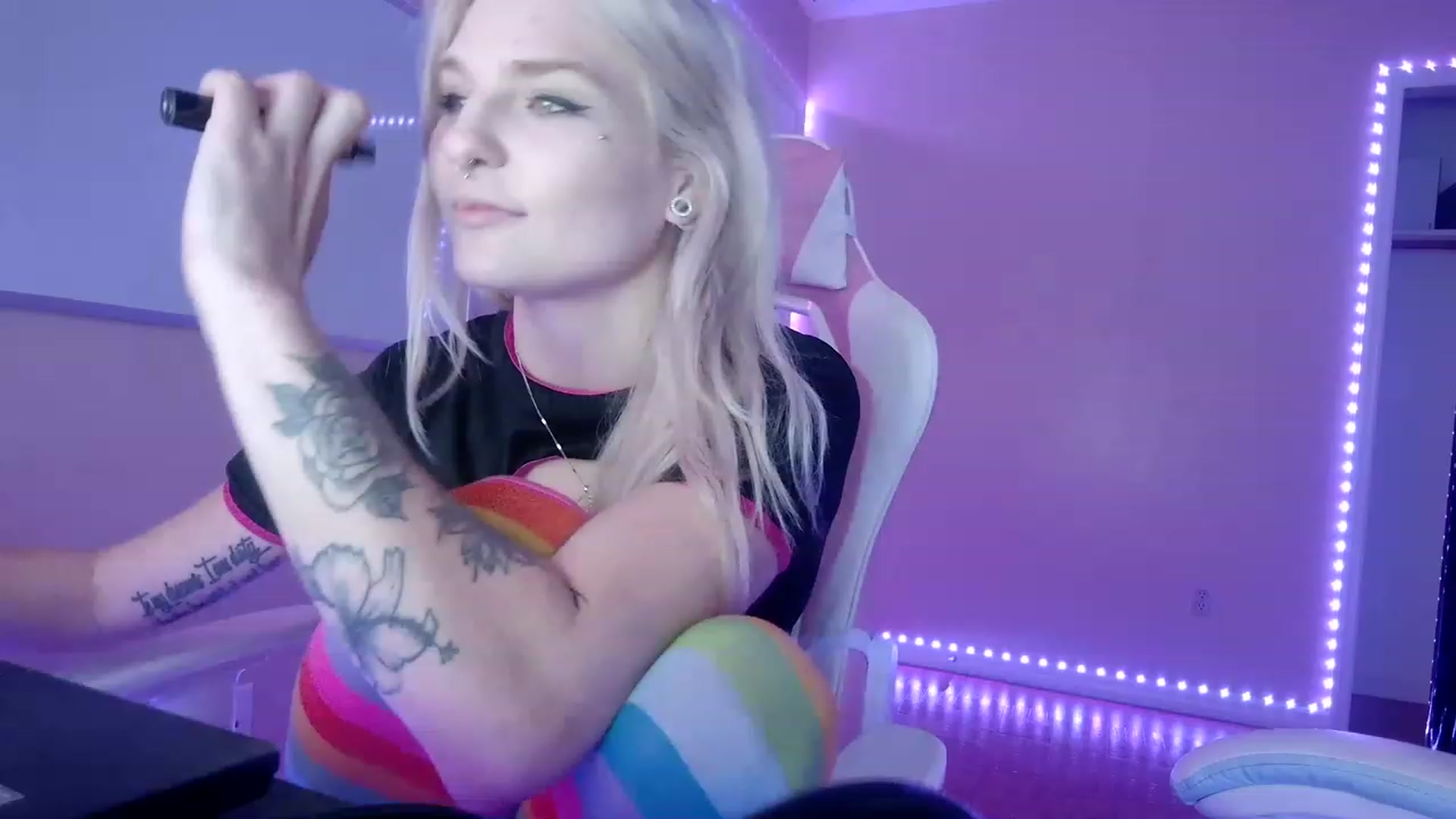 Gallery image thumbnail from DuckChan0's myfreecams stream on, 02/15/2023, 16:02 image 8 of 20