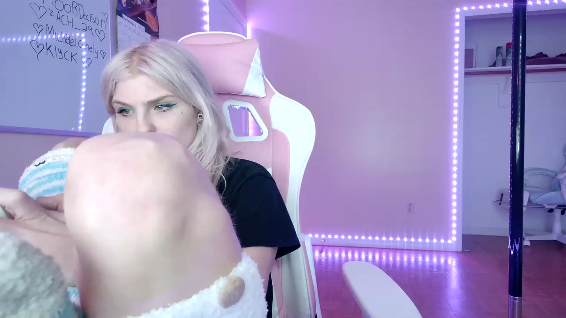 Gallery image thumbnail from DuckChan0's myfreecams stream on, 02/17/2023, 18:12 image 16 of 20