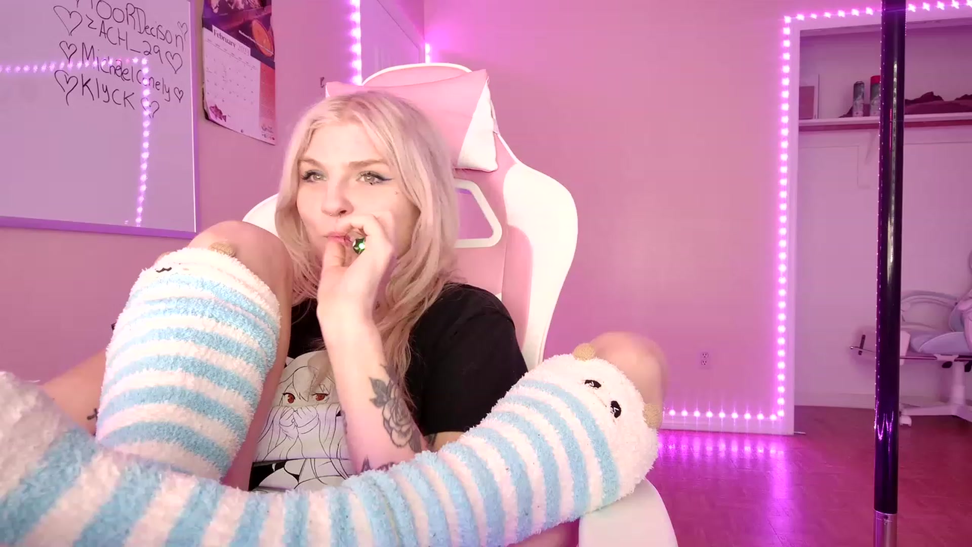 Gallery image thumbnail from DuckChan0's myfreecams stream on, 02/17/2023, 18:12 image 18 of 20