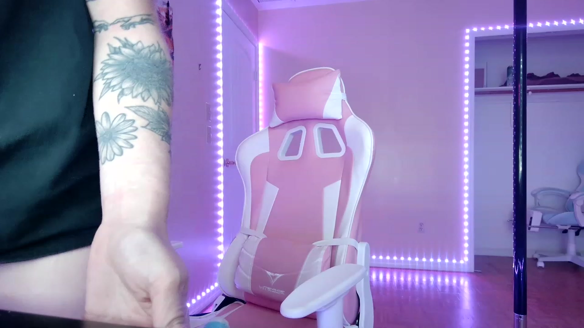 Gallery image thumbnail from DuckChan0's myfreecams stream on, 02/17/2023, 18:12 image 2 of 20