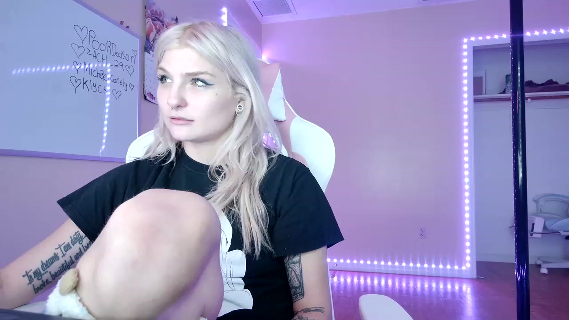 Gallery image thumbnail from DuckChan0's myfreecams stream on, 02/17/2023, 18:12 image 12 of 20