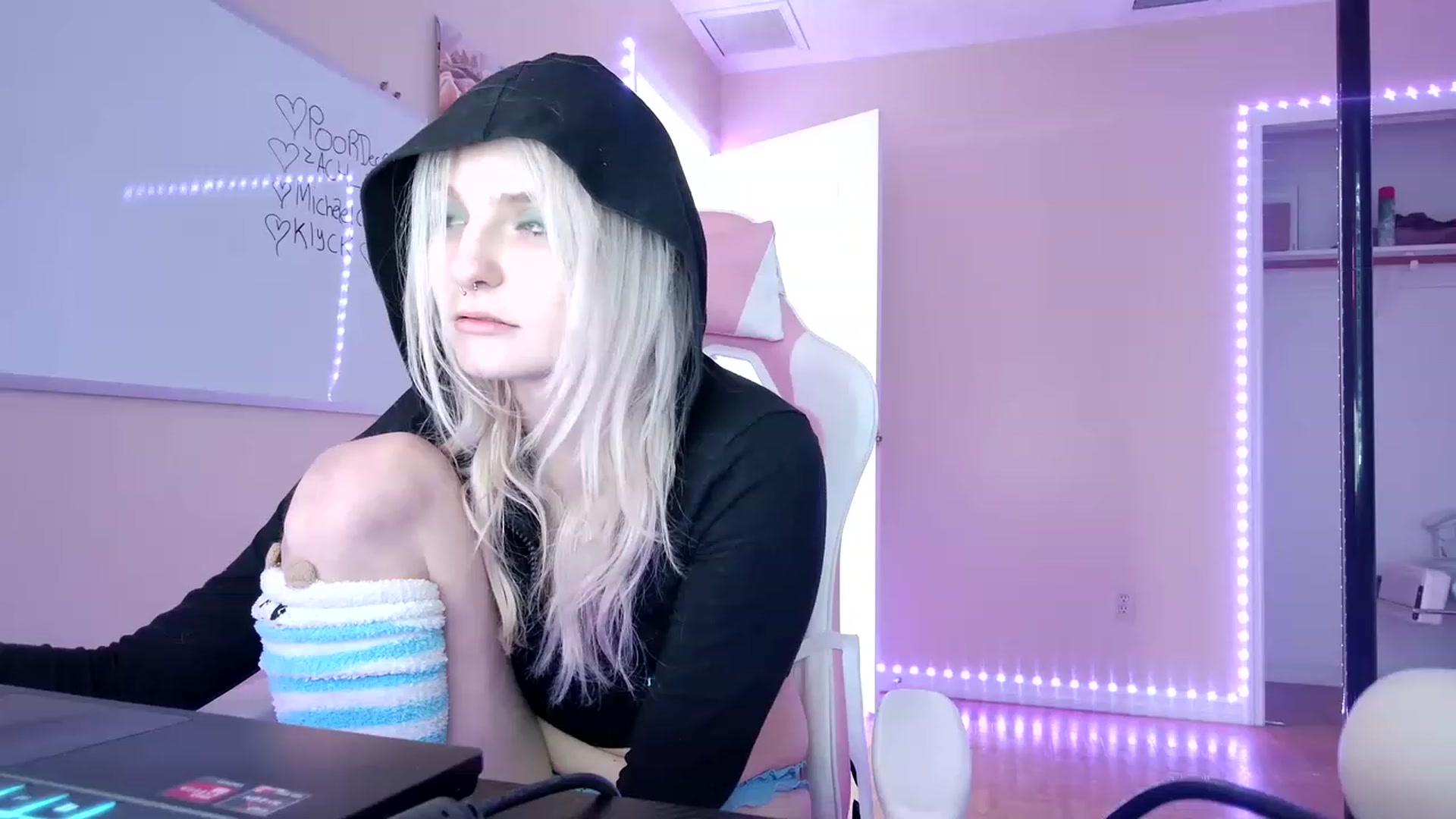 Gallery image thumbnail from DuckChan0's myfreecams stream on, 02/17/2023, 18:51 image 12 of 20