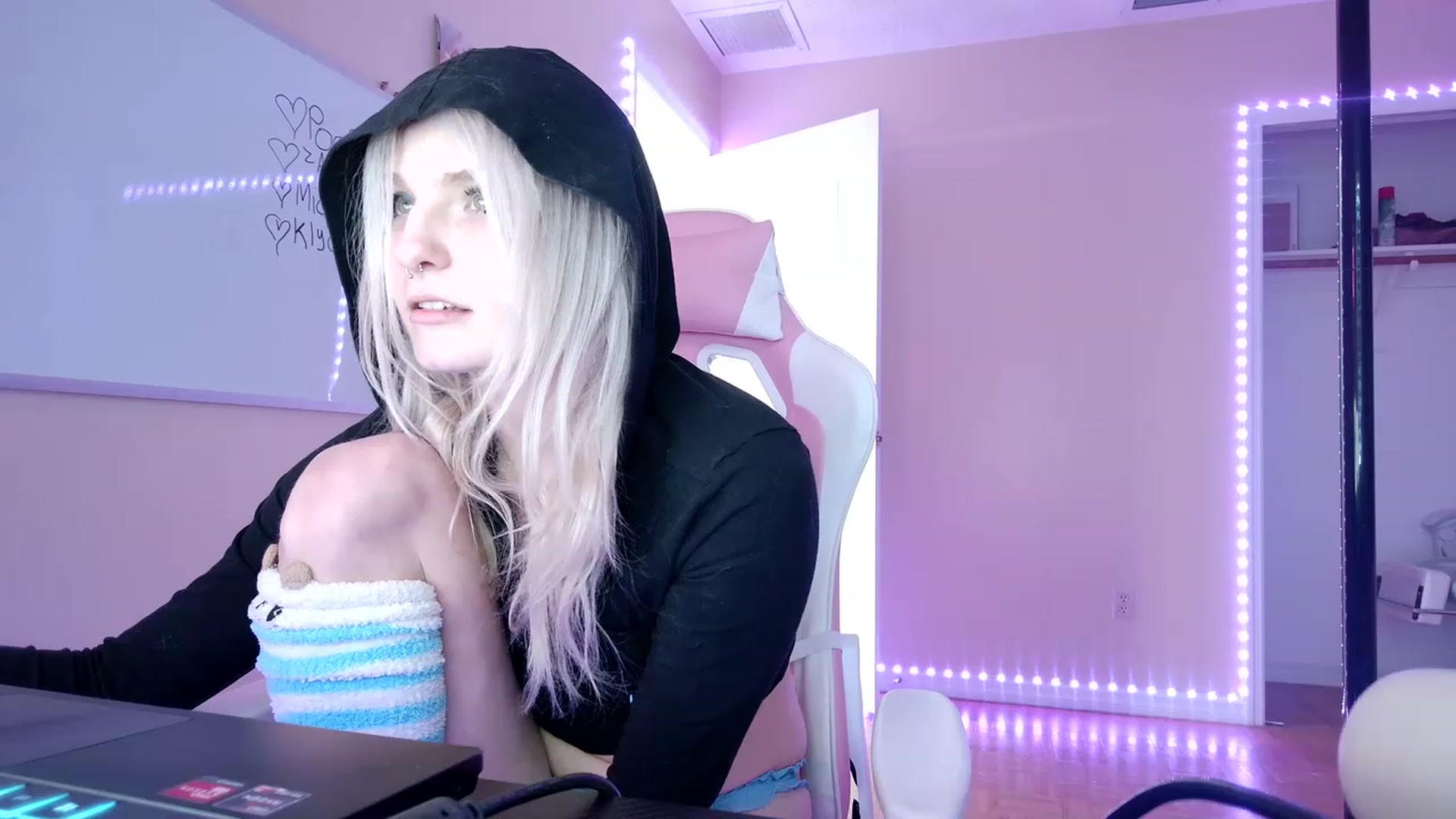 Gallery image thumbnail from DuckChan0's myfreecams stream on, 02/17/2023, 18:51 image 11 of 20