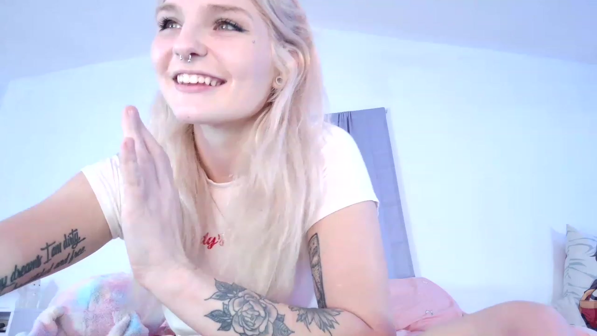 Gallery image thumbnail from DuckChan0's myfreecams stream on, 02/19/2023, 01:28 image 4 of 20