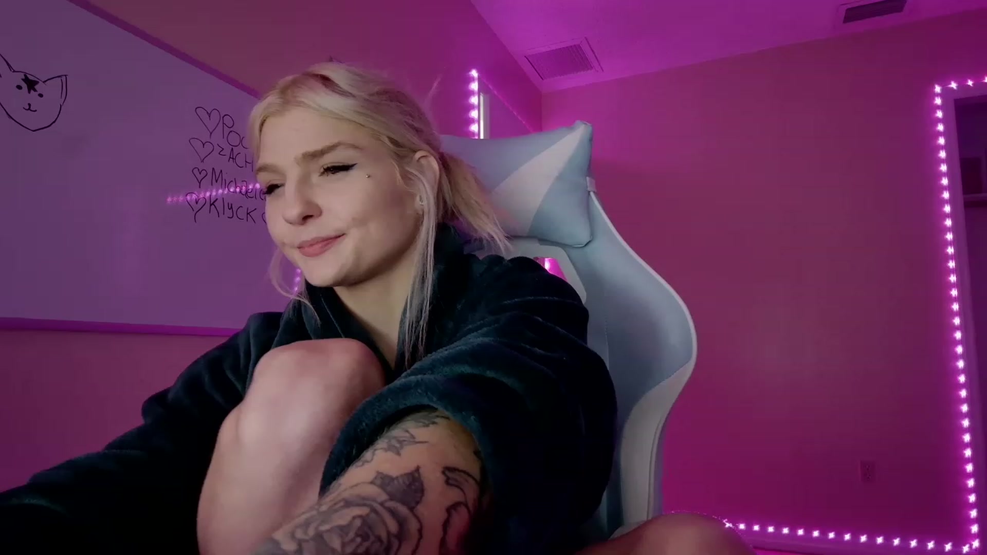 Gallery image thumbnail from DuckChan0's myfreecams stream on, 02/28/2023, 19:08 image 10 of 20