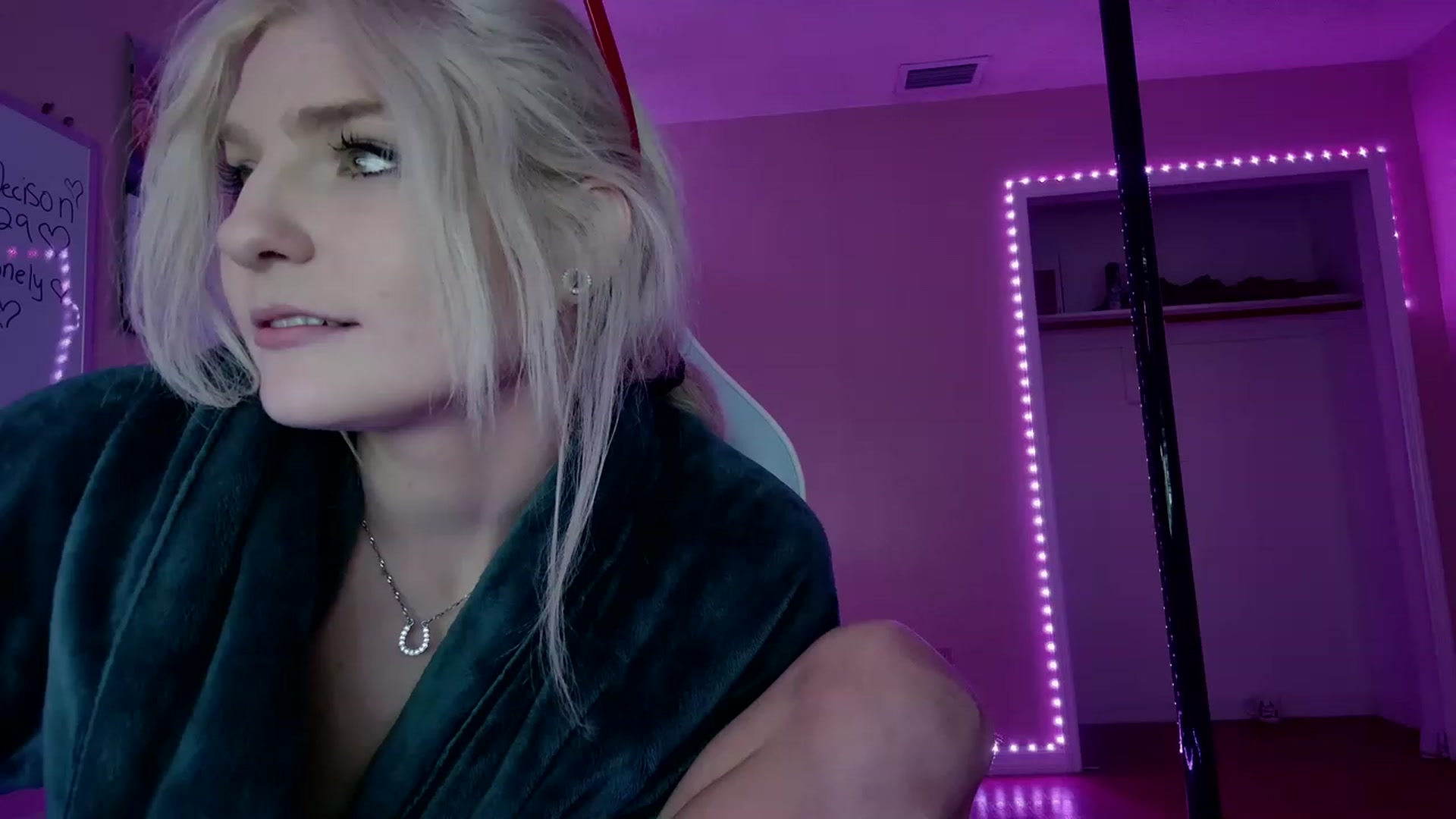 Gallery image thumbnail from DuckChan0's myfreecams stream on, 02/28/2023, 19:08 image 5 of 20