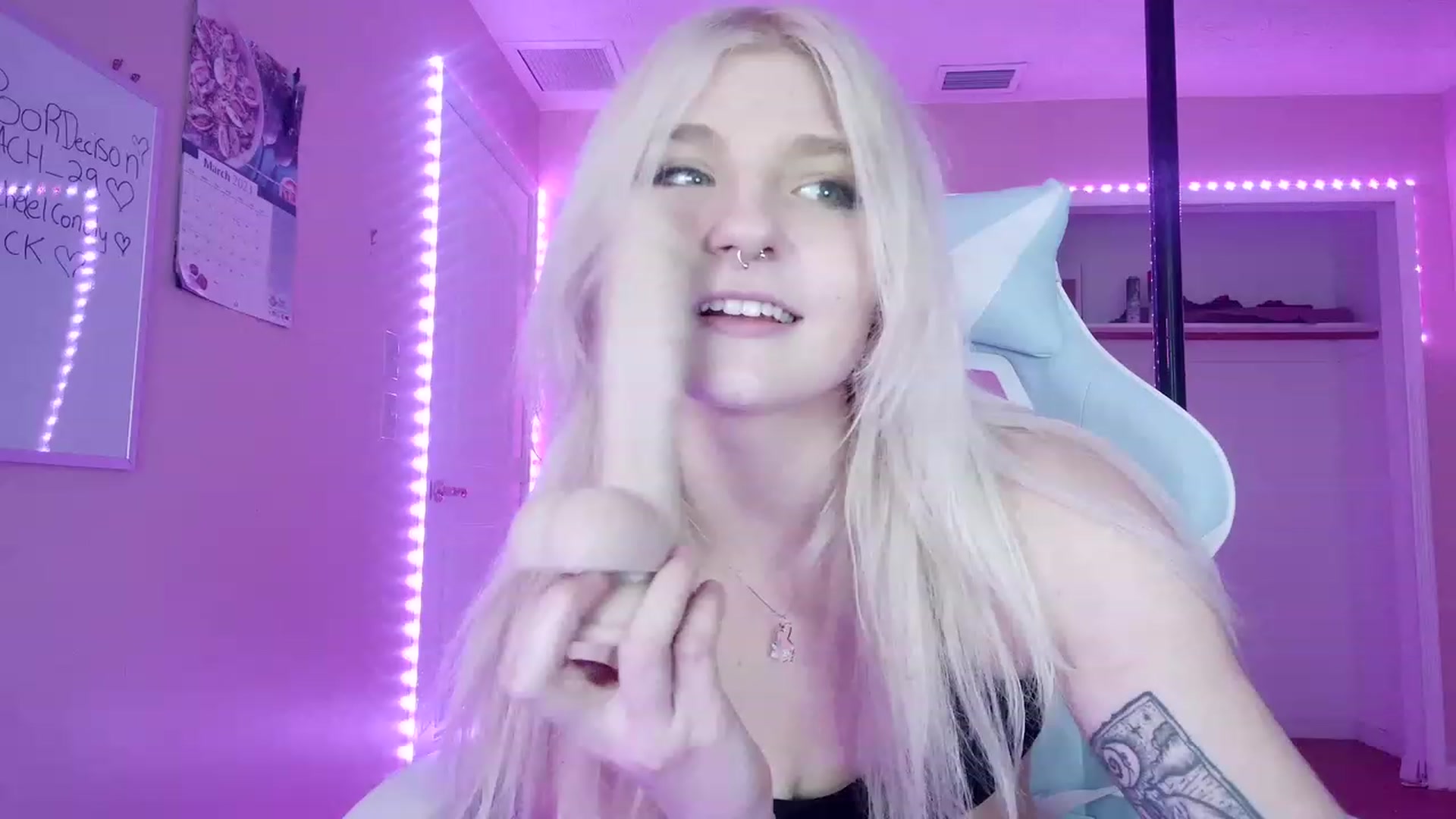 Gallery image thumbnail from DuckChan0's myfreecams stream on, 03/03/2023, 19:19 image 20 of 20