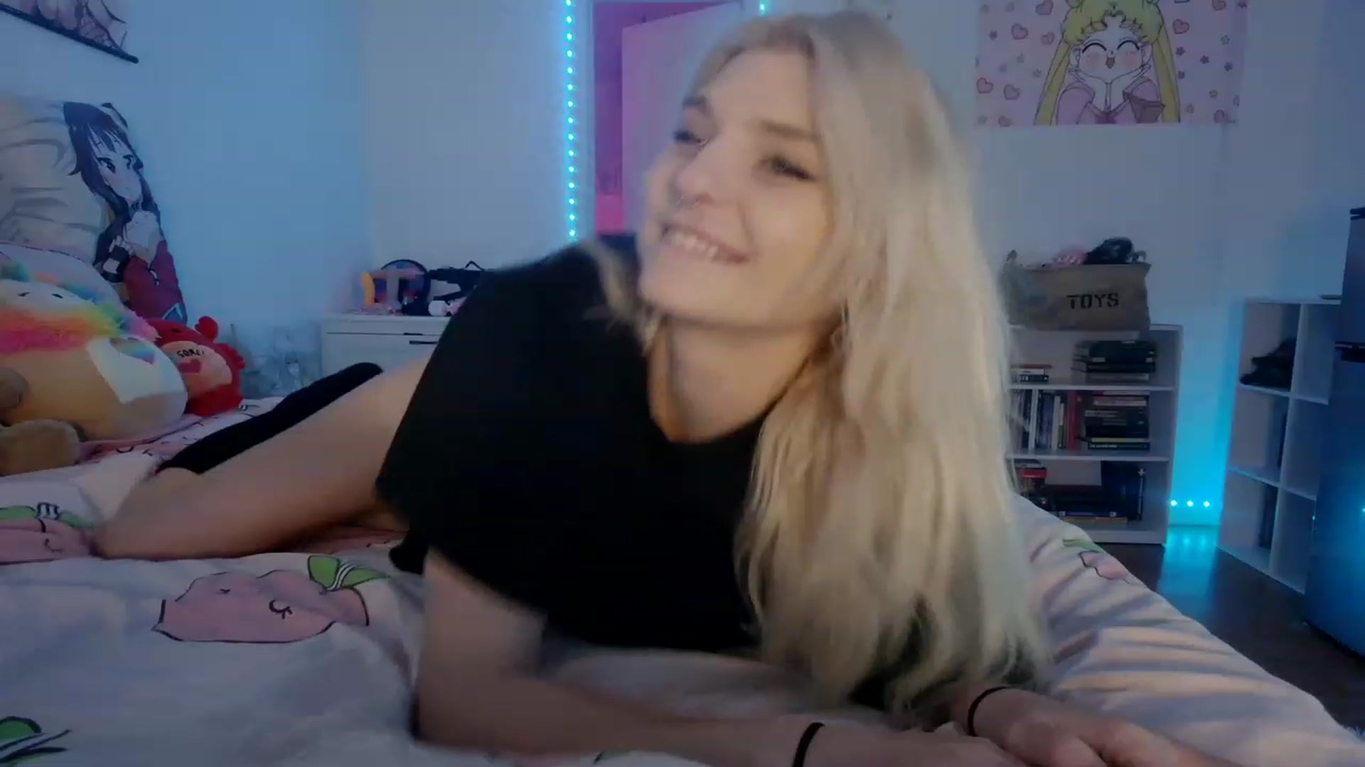 Gallery image thumbnail from DuckChan0's myfreecams stream on, 03/12/2023, 24:52 image 17 of 20