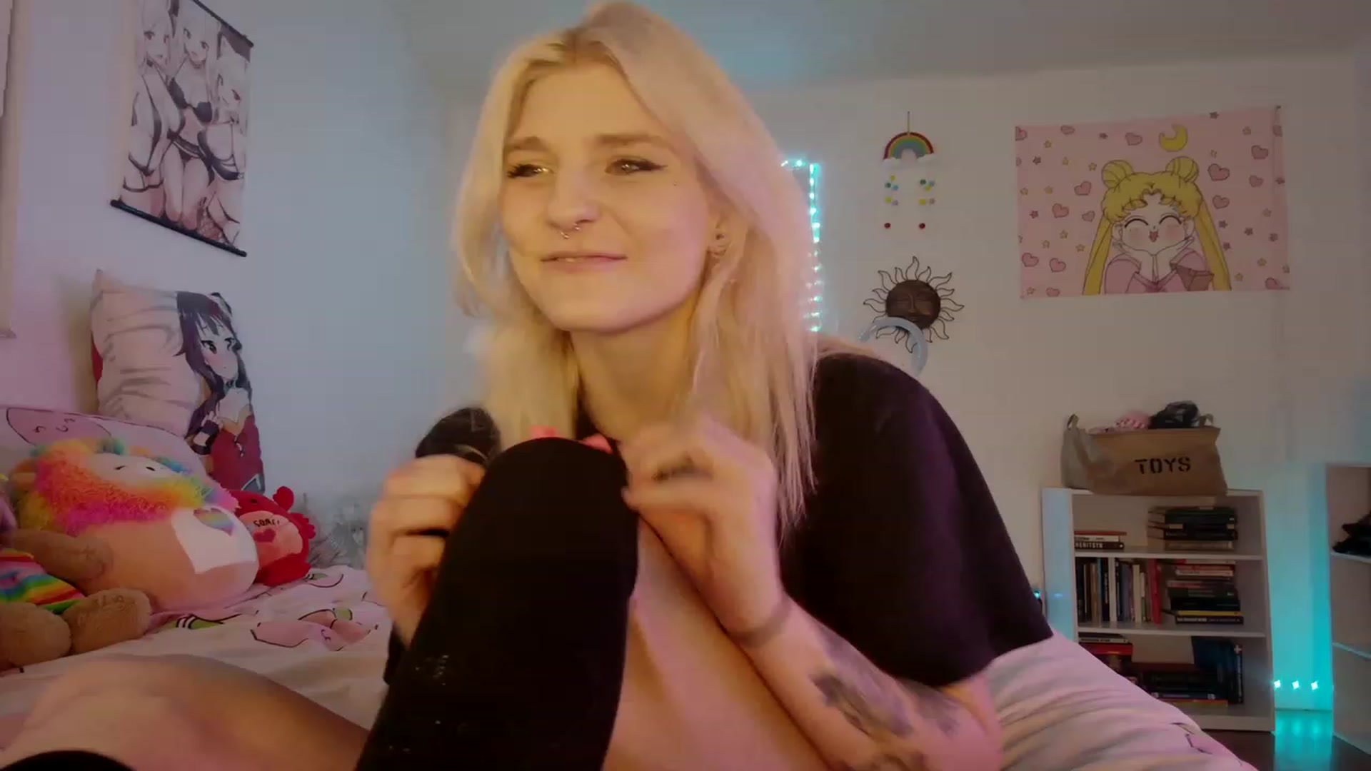 Gallery image thumbnail from DuckChan0's myfreecams stream on, 03/12/2023, 24:52 image 6 of 20