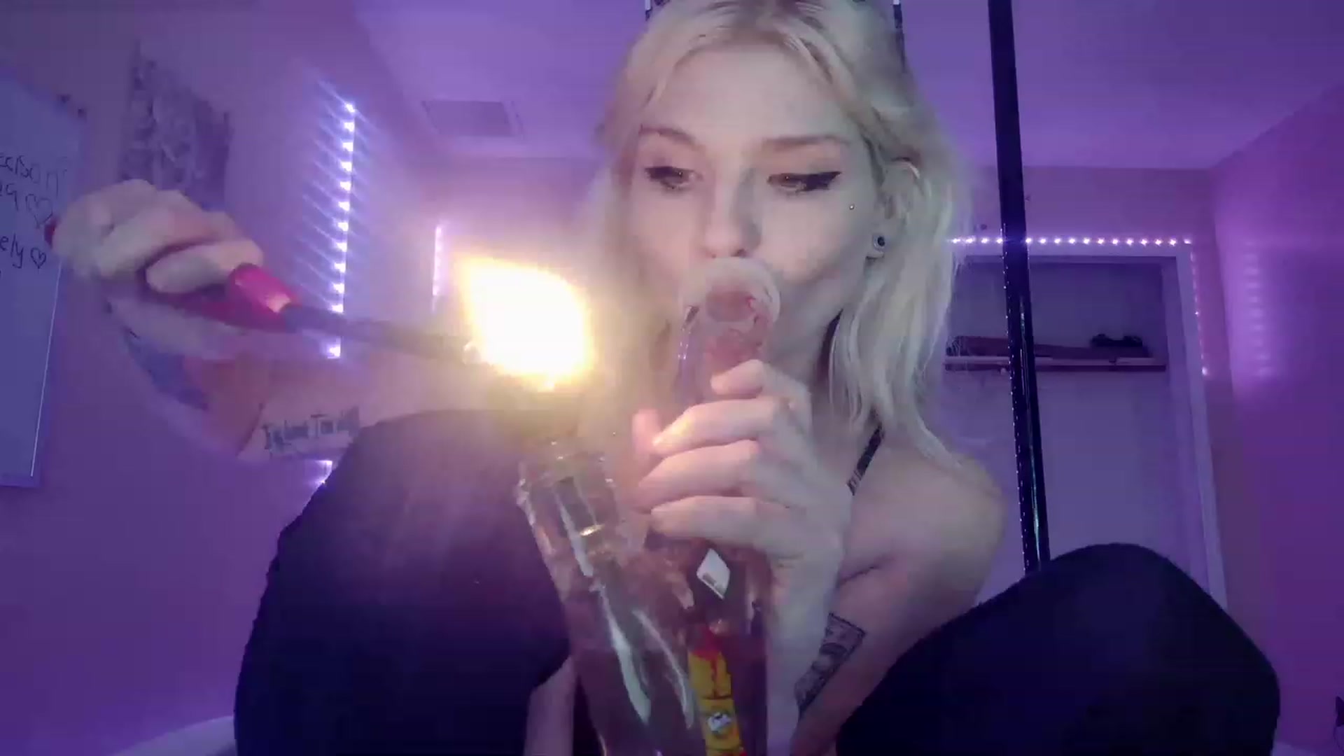 Gallery image thumbnail from DuckChan0's myfreecams stream on, 03/20/2023, 16:56 image 15 of 20