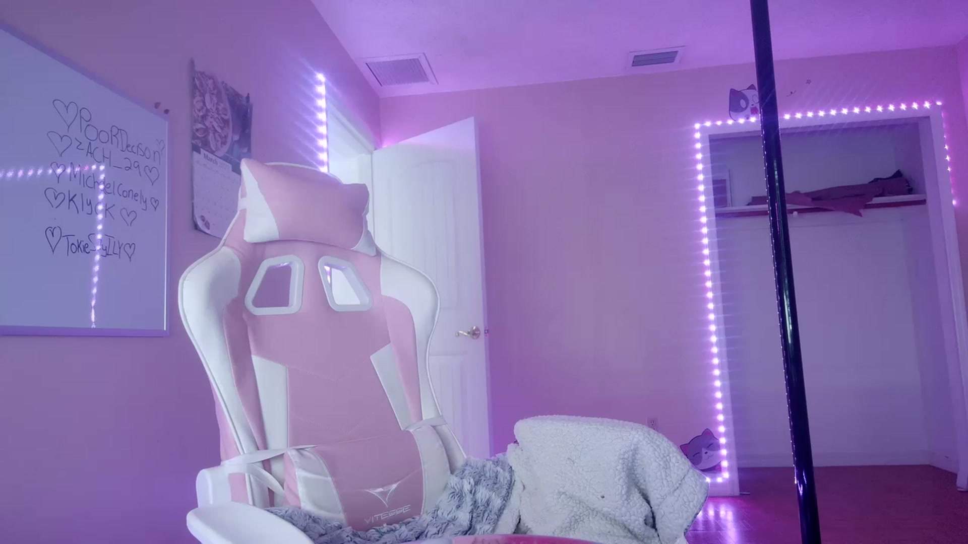 Gallery image thumbnail from DuckChan0's myfreecams stream on, 03/21/2023, 15:09 image 8 of 20