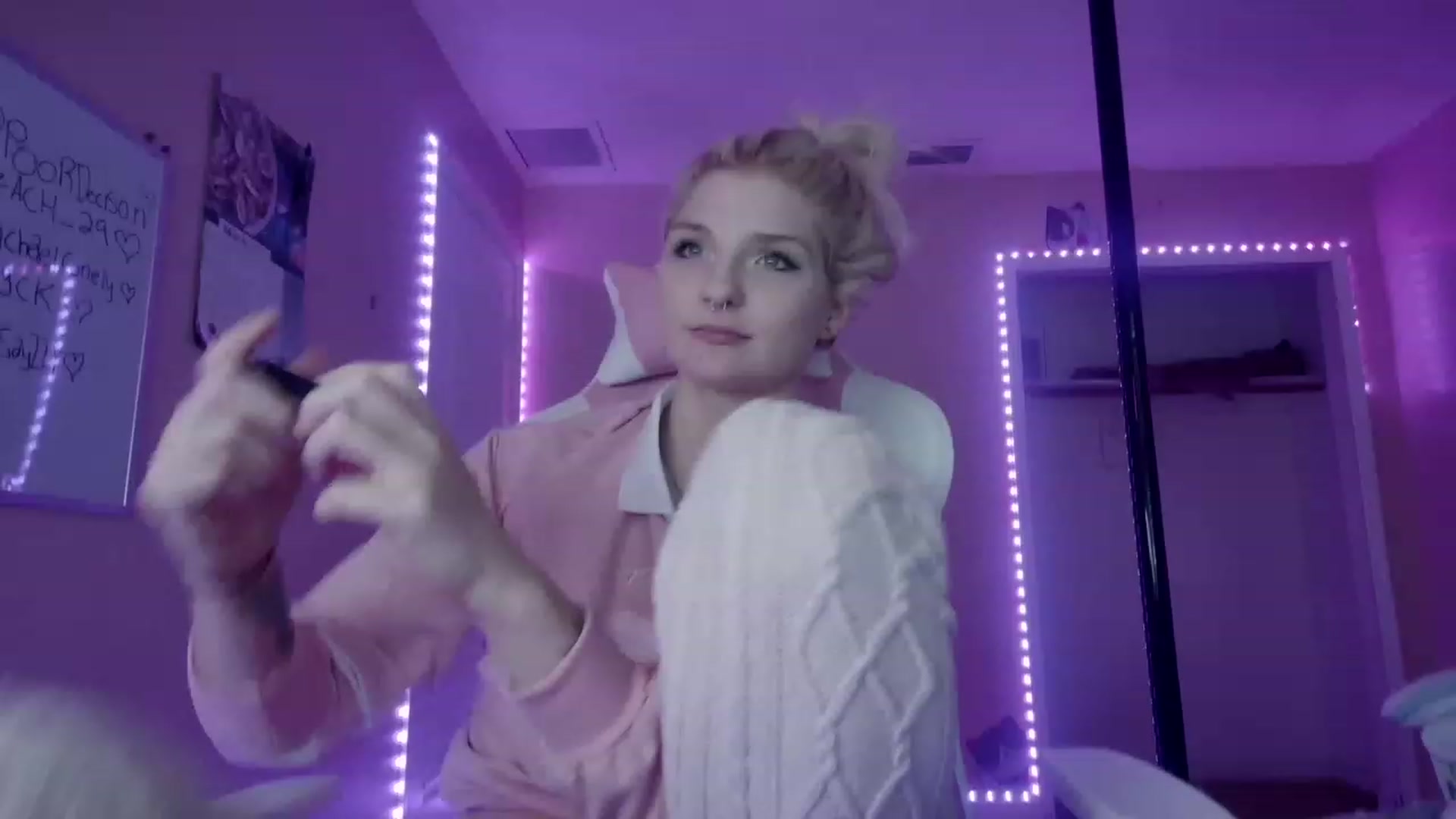 Gallery image thumbnail from DuckChan0's myfreecams stream on, 03/23/2023, 17:44 image 10 of 20