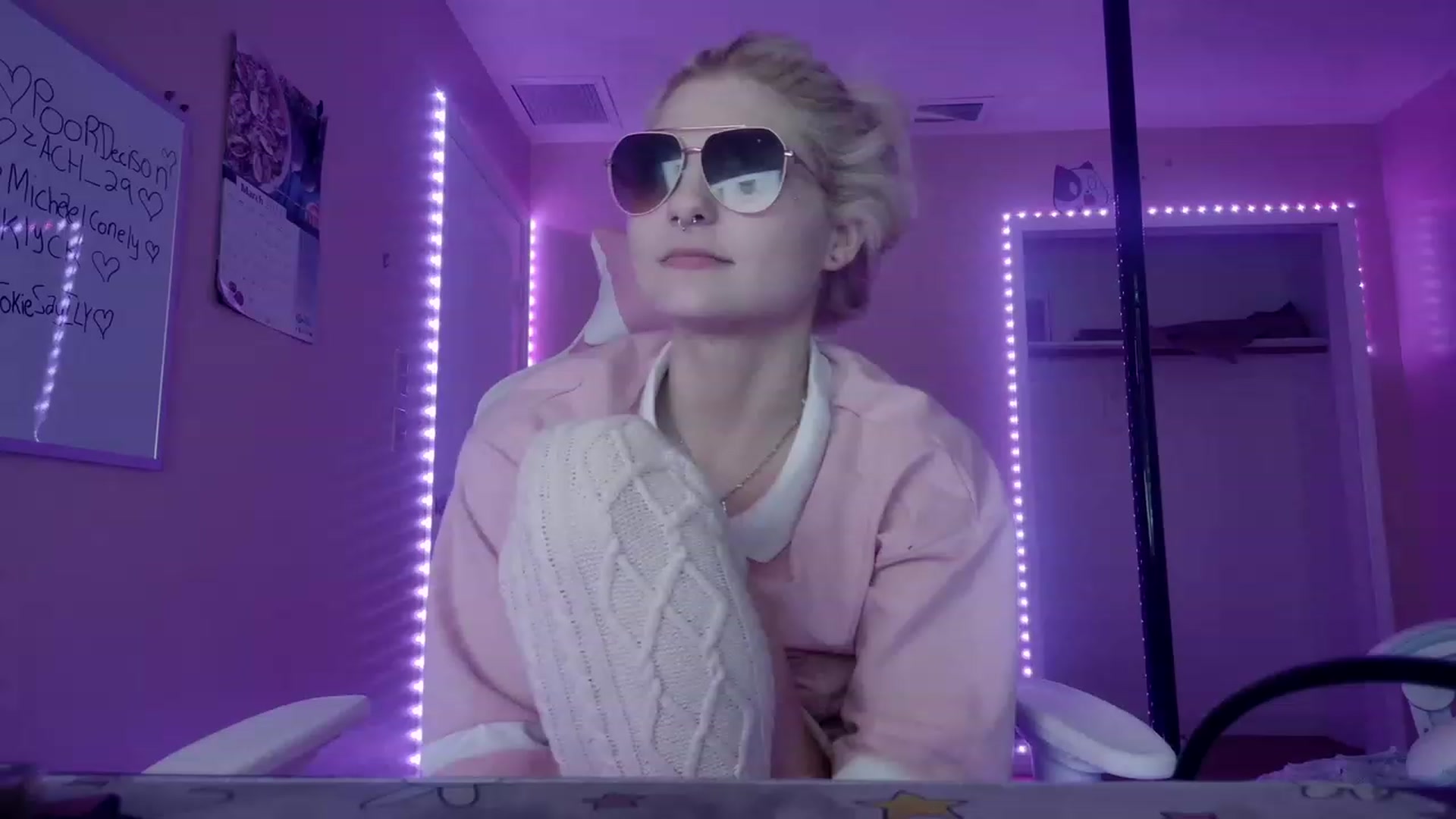 Gallery image thumbnail from DuckChan0's myfreecams stream on, 03/23/2023, 17:44 image 13 of 20