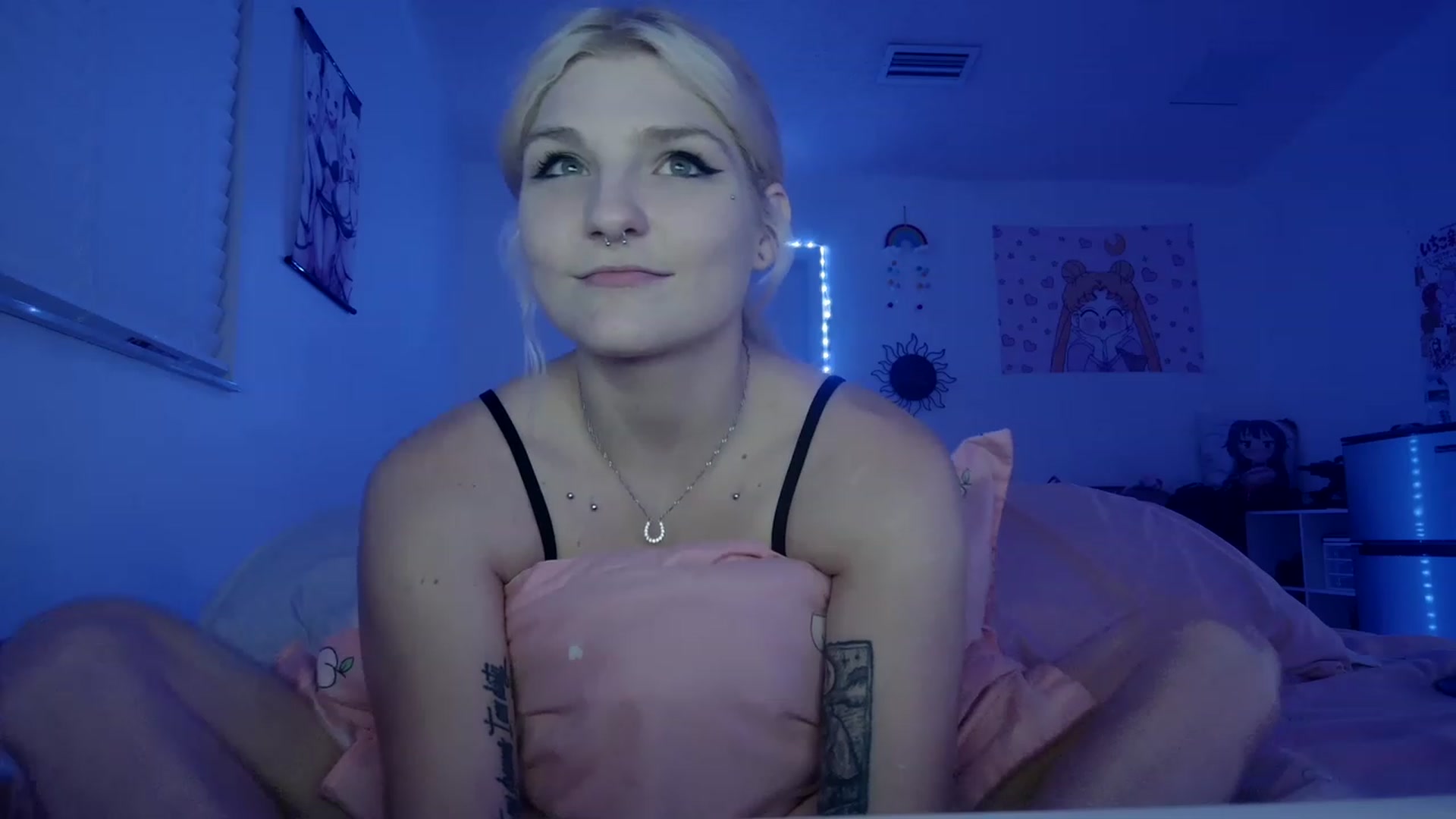 Gallery image thumbnail from DuckChan0's myfreecams stream on, 03/26/2023, 24:51 image 17 of 20