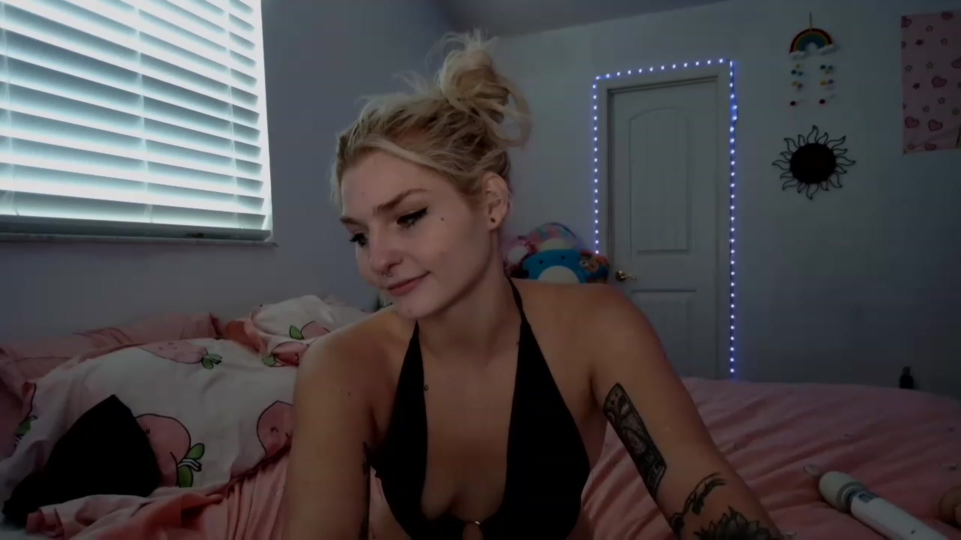 Gallery image thumbnail from DuckChan0's myfreecams stream on, 04/06/2023, 17:52 image 8 of 20