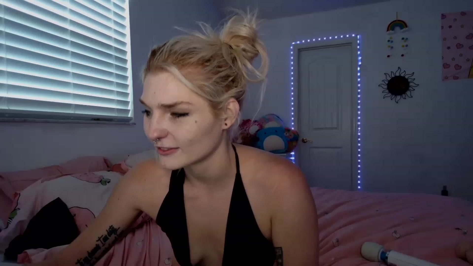 Gallery image thumbnail from DuckChan0's myfreecams stream on, 04/06/2023, 17:52 image 10 of 20