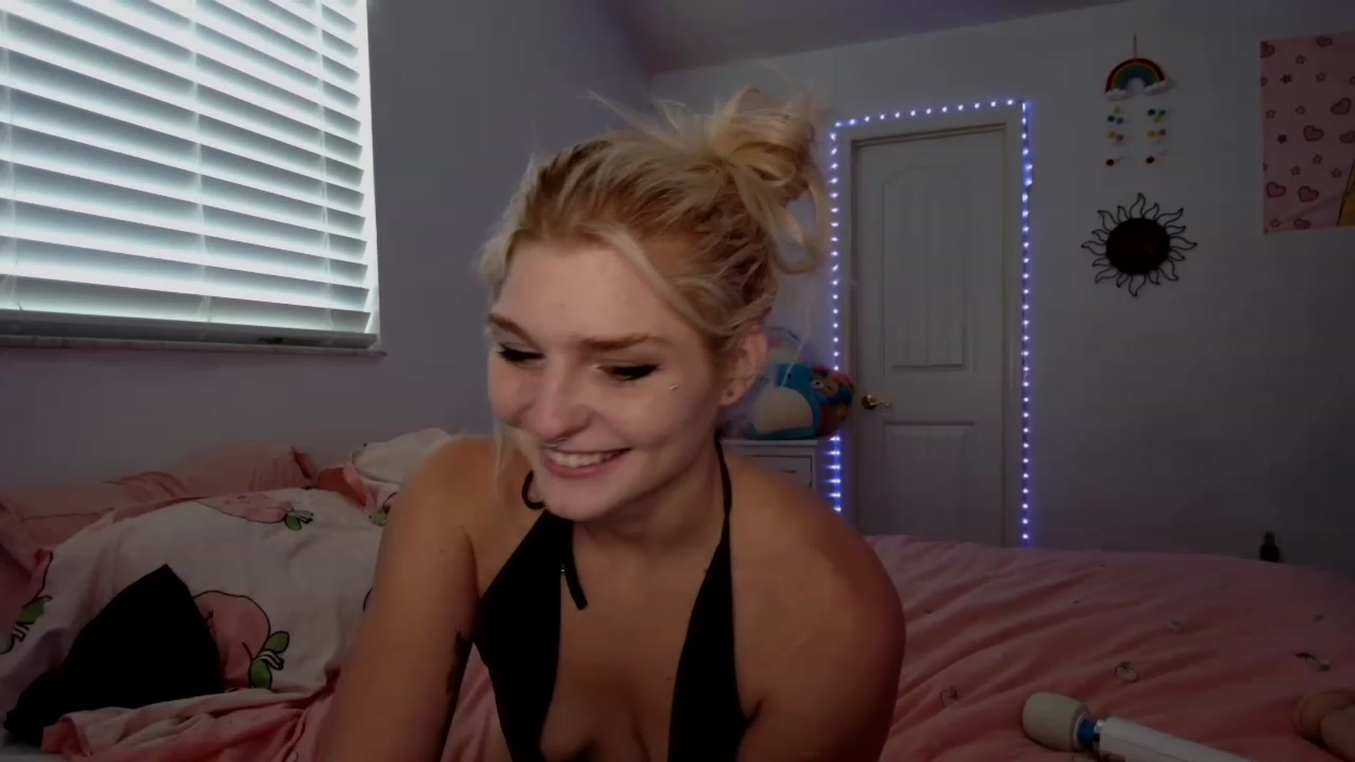 Gallery image thumbnail from DuckChan0's myfreecams stream on, 04/06/2023, 17:52 image 13 of 20