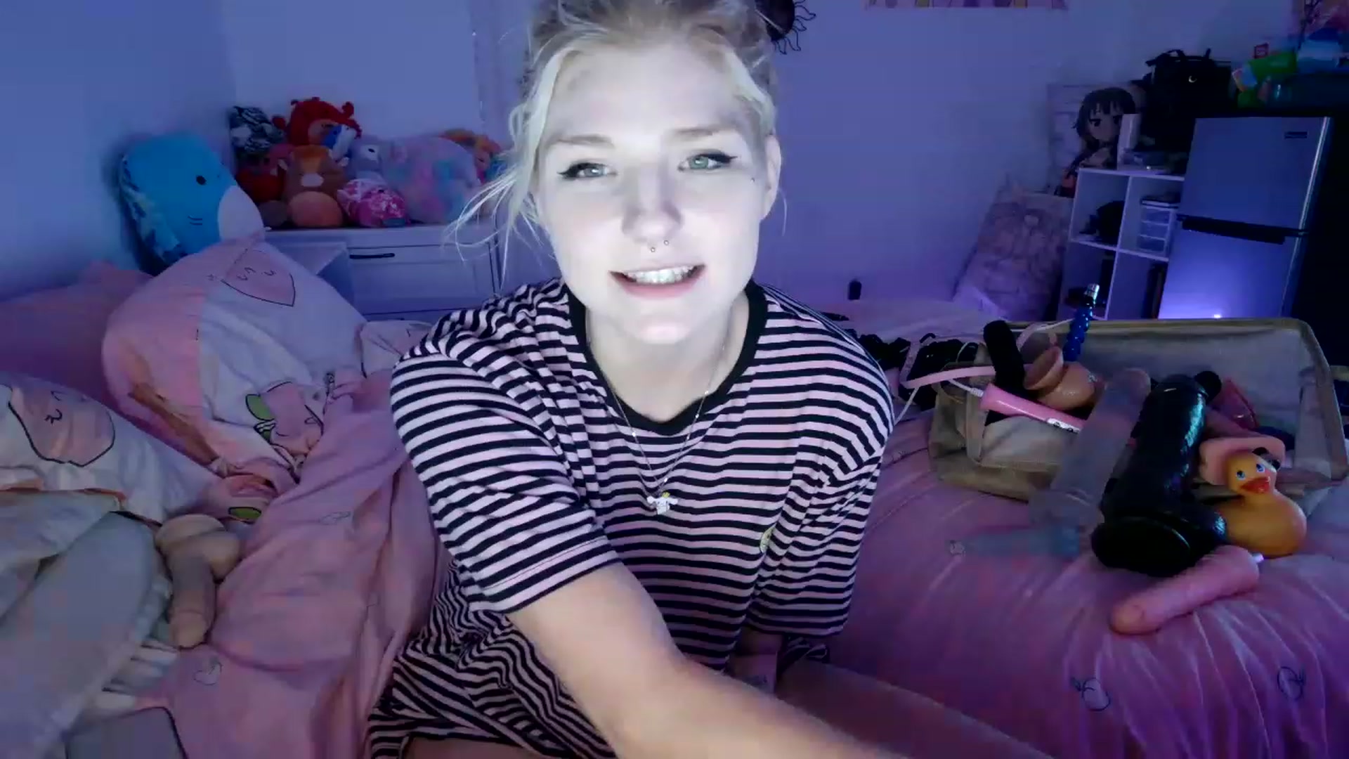 Gallery image thumbnail from DuckChan0's myfreecams stream on, 04/09/2023, 01:02 image 2 of 20