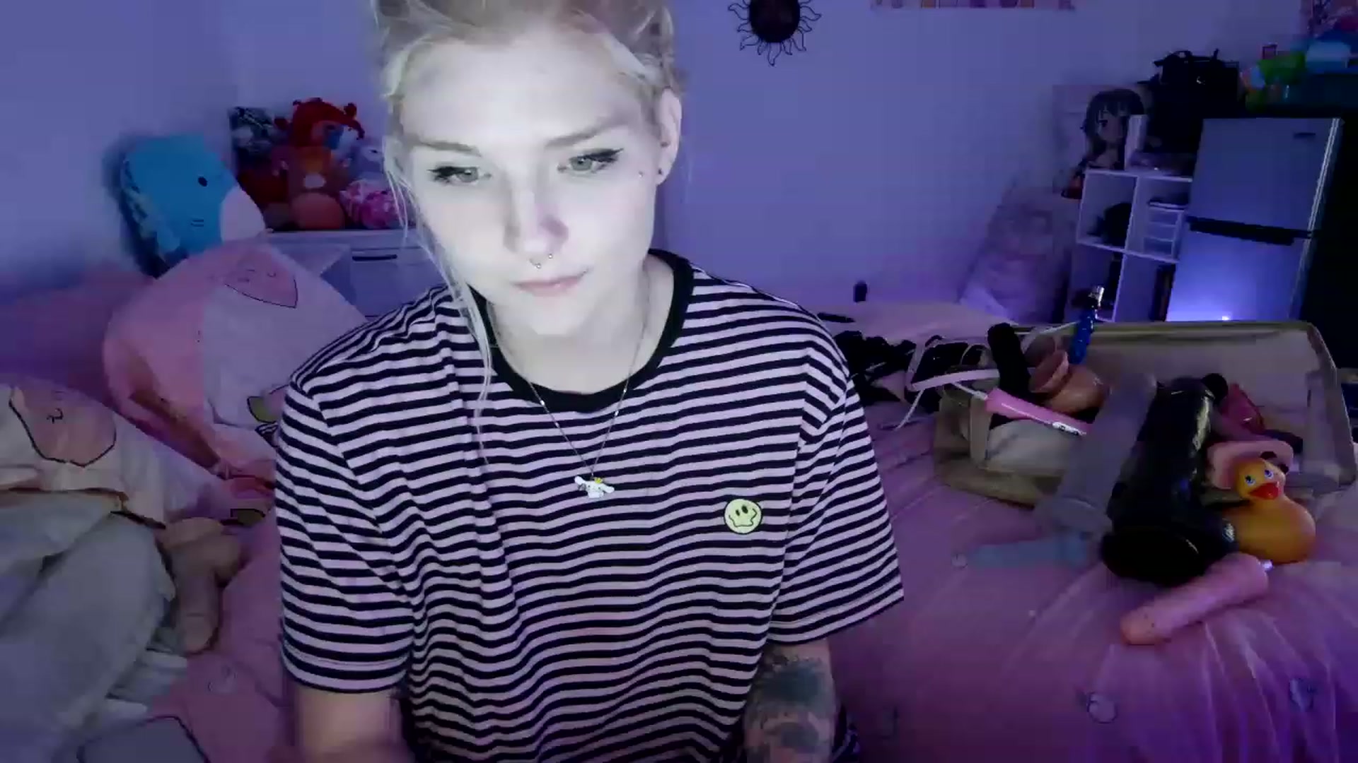 Gallery image thumbnail from DuckChan0's myfreecams stream on, 04/09/2023, 01:02 image 4 of 20