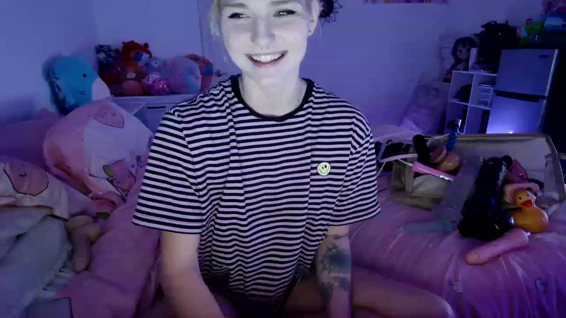 Gallery image thumbnail from DuckChan0's myfreecams stream on, 04/09/2023, 01:02 image 1 of 20
