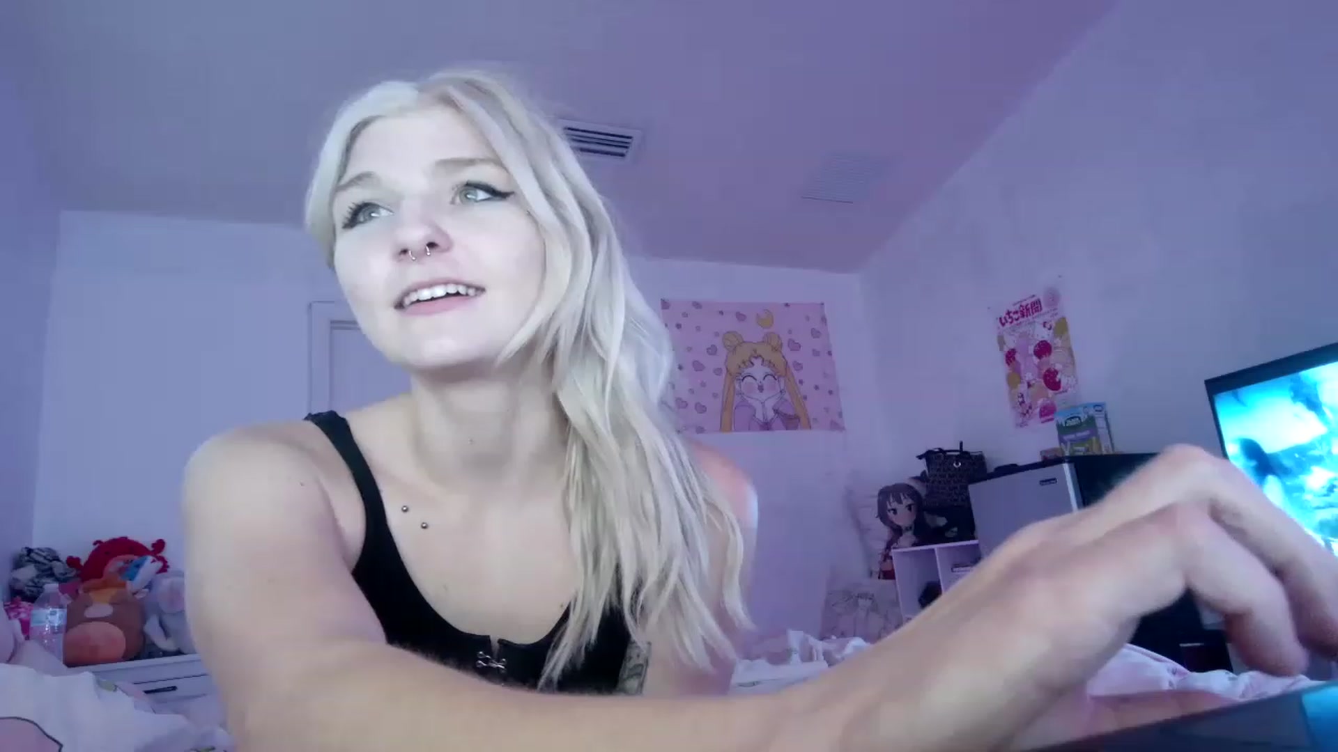 Gallery image thumbnail from DuckChan0's myfreecams stream on, 04/13/2023, 20:04 image 3 of 20