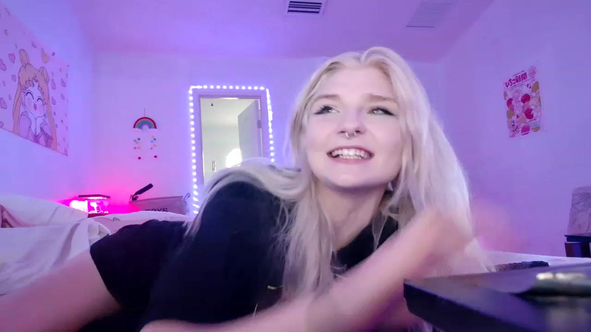 Gallery image thumbnail from DuckChan0's myfreecams stream on, 04/17/2023, 20:36 image 3 of 20