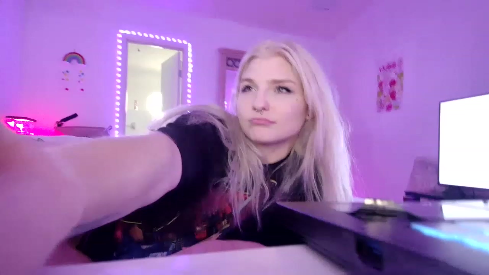 Gallery image thumbnail from DuckChan0's myfreecams stream on, 04/17/2023, 20:36 image 8 of 20