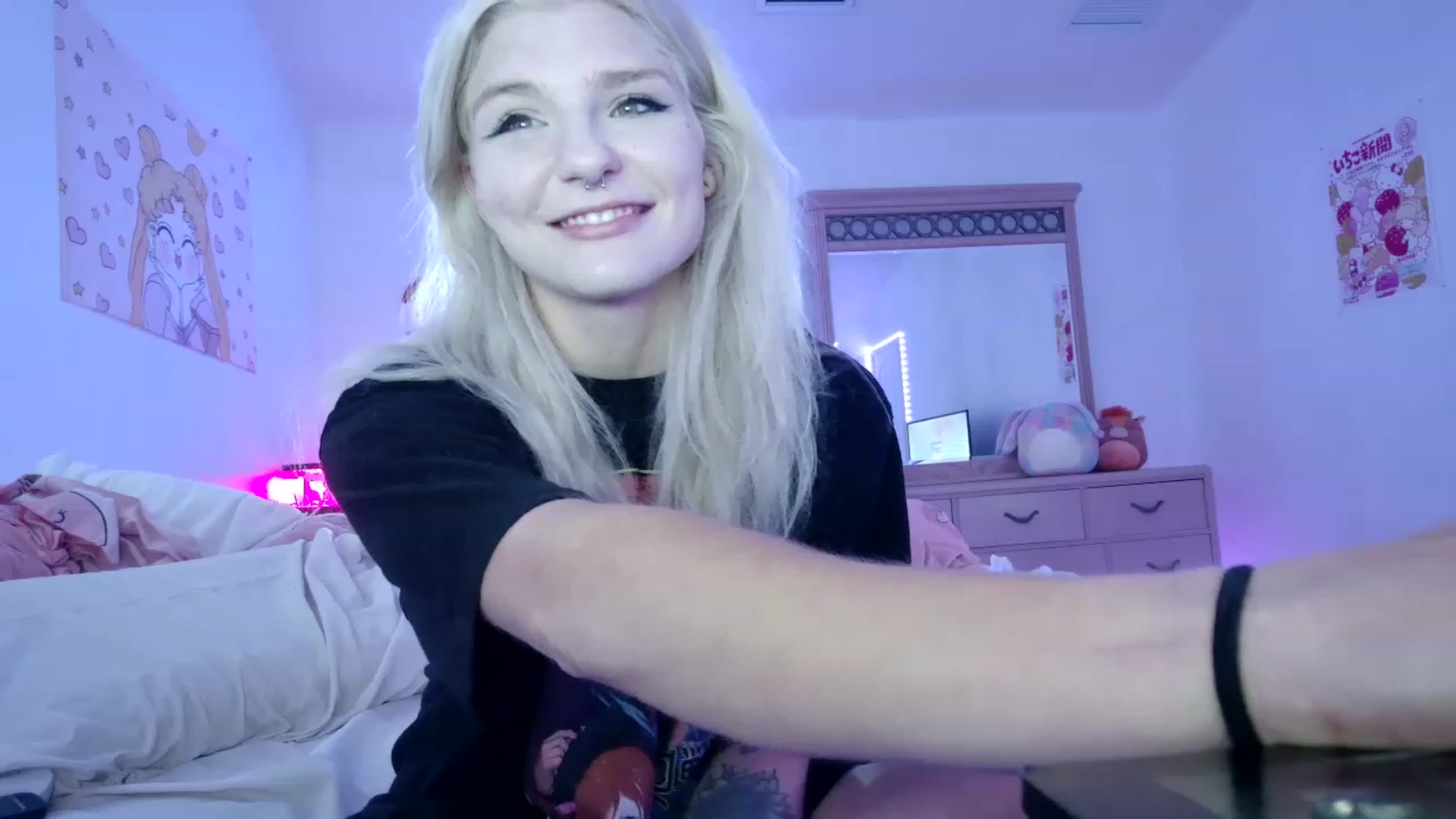 Gallery image thumbnail from DuckChan0's myfreecams stream on, 04/17/2023, 20:36 image 18 of 20