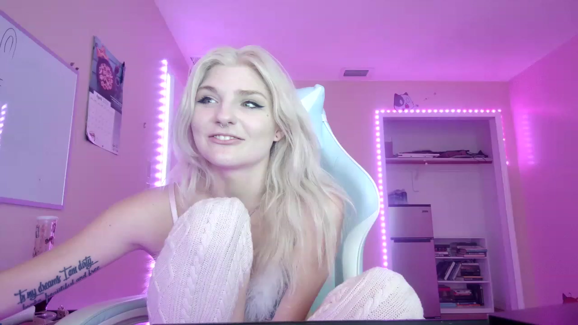 Gallery image thumbnail from DuckChan0's myfreecams stream on, 04/18/2023, 17:25 image 19 of 20
