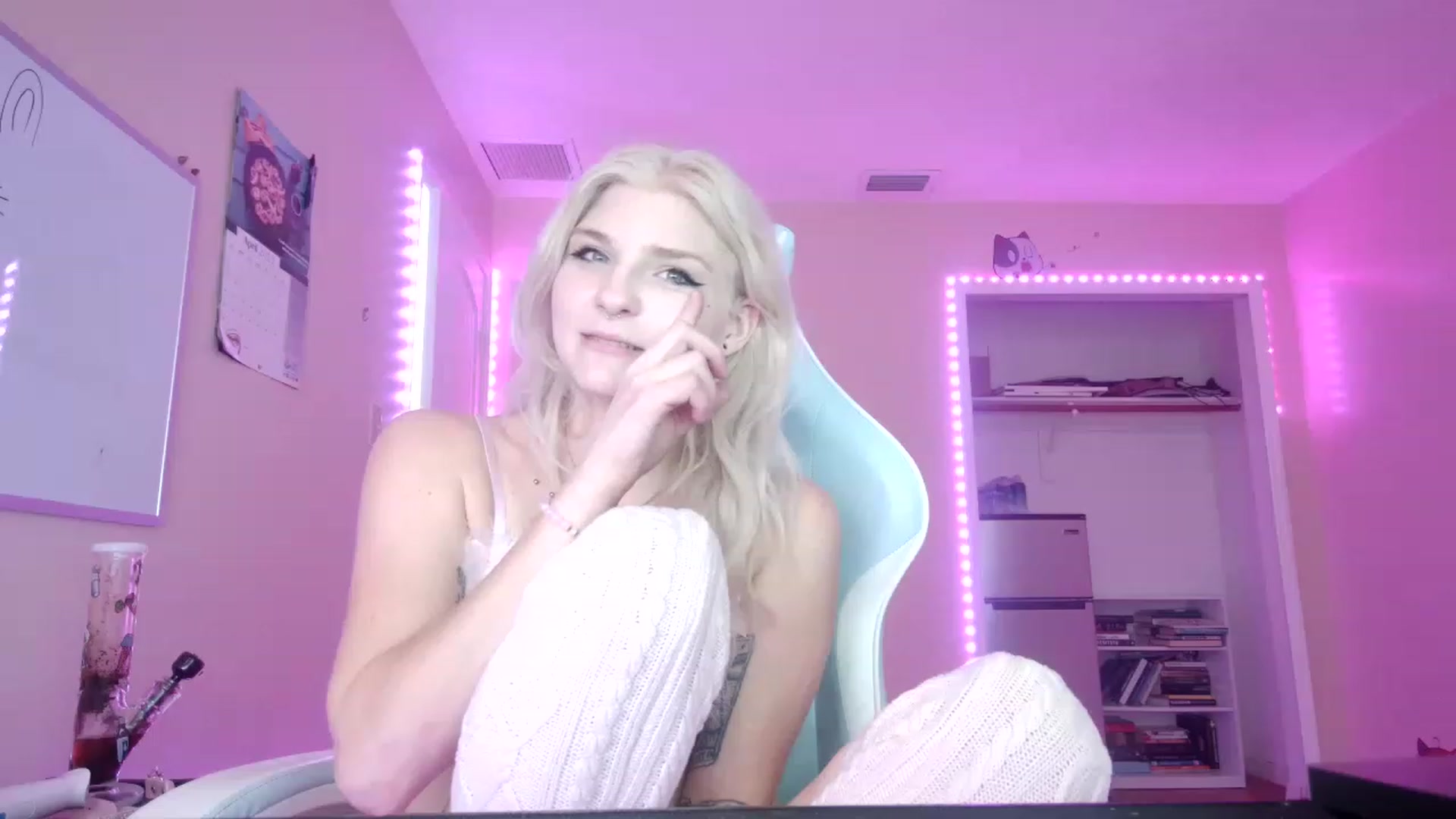 Gallery image thumbnail from DuckChan0's myfreecams stream on, 04/18/2023, 17:25 image 16 of 20