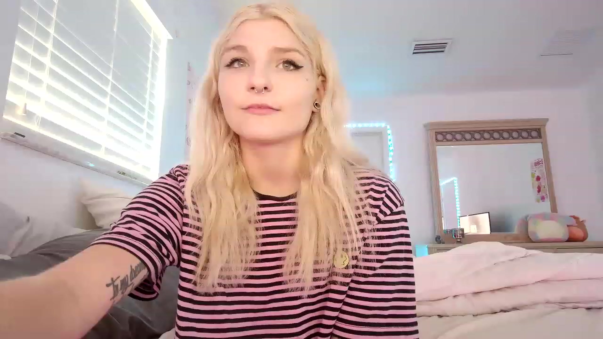 Gallery image thumbnail from DuckChan0's myfreecams stream on, 04/26/2023, 17:03 image 2 of 20