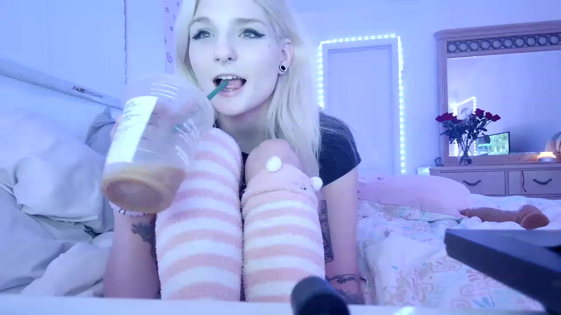Gallery image thumbnail from DuckChan0's myfreecams stream on, 05/06/2023, 24:52 image 8 of 20