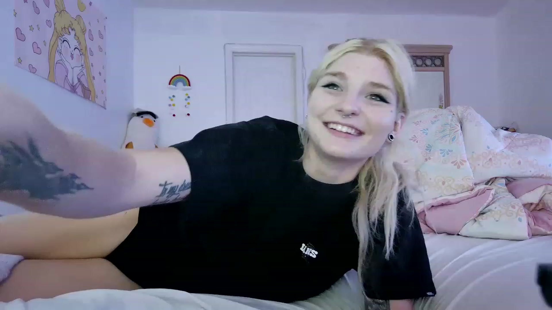 Gallery image thumbnail from DuckChan0's myfreecams stream on, 06/01/2023, 19:45 image 10 of 20