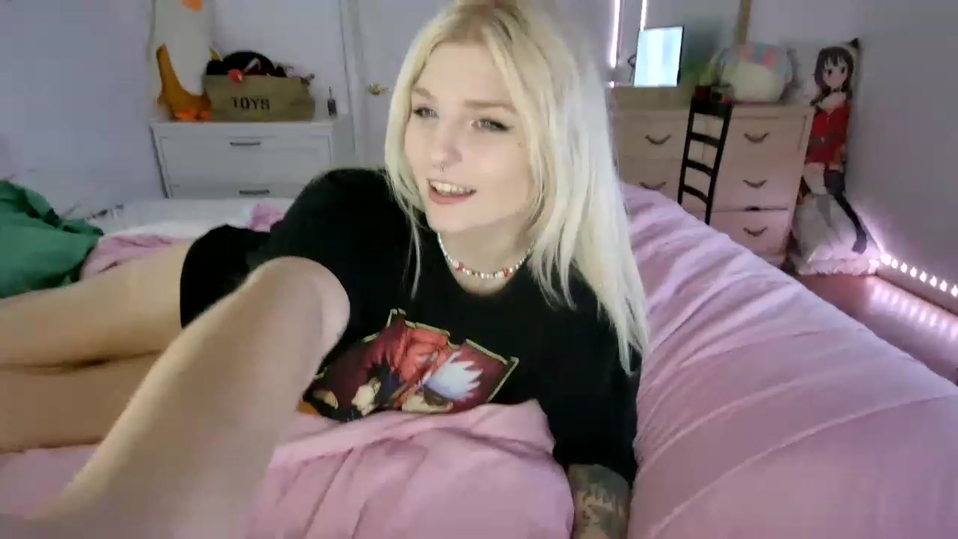 Gallery image thumbnail from DuckChan0's myfreecams stream on, 06/07/2023, 18:33 image 8 of 20