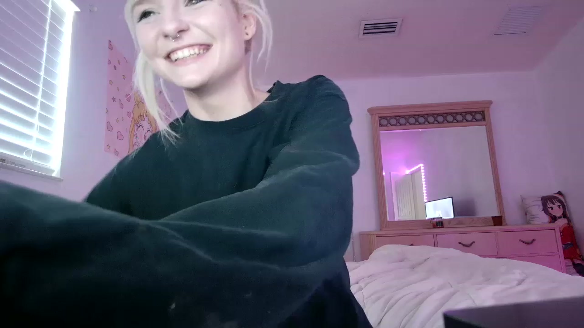 Gallery image thumbnail from DuckChan0's myfreecams stream on, 06/15/2023, 17:22 image 3 of 20