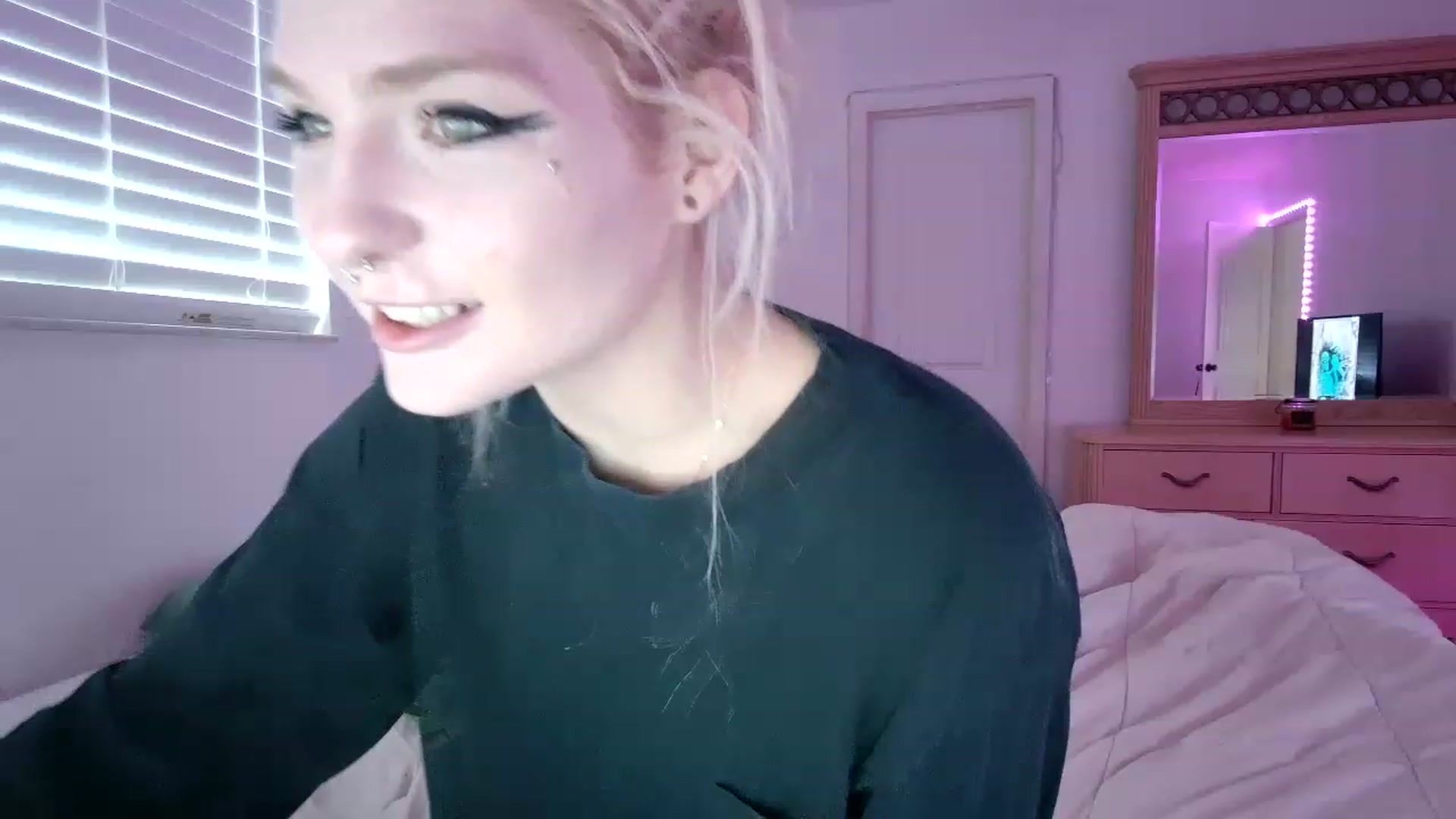 Gallery image thumbnail from DuckChan0's myfreecams stream on, 06/15/2023, 17:22 image 6 of 20