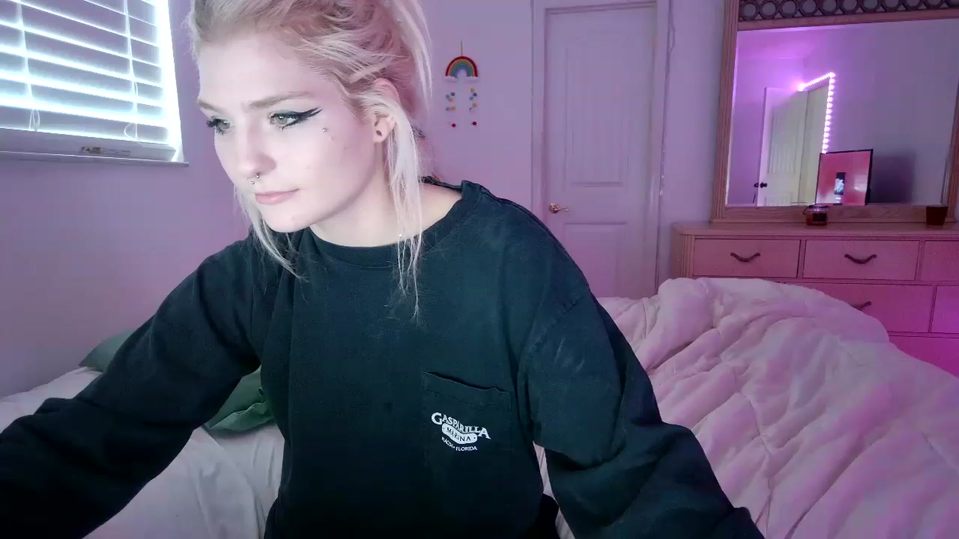 Gallery image thumbnail from DuckChan0's myfreecams stream on, 06/15/2023, 17:22 image 15 of 20