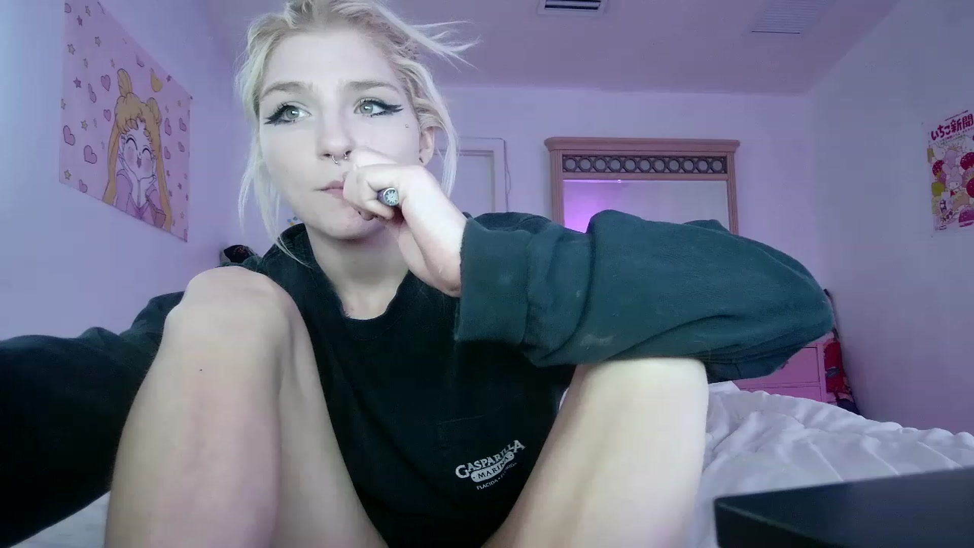 Gallery image thumbnail from DuckChan0's myfreecams stream on, 06/15/2023, 18:05 image 18 of 20