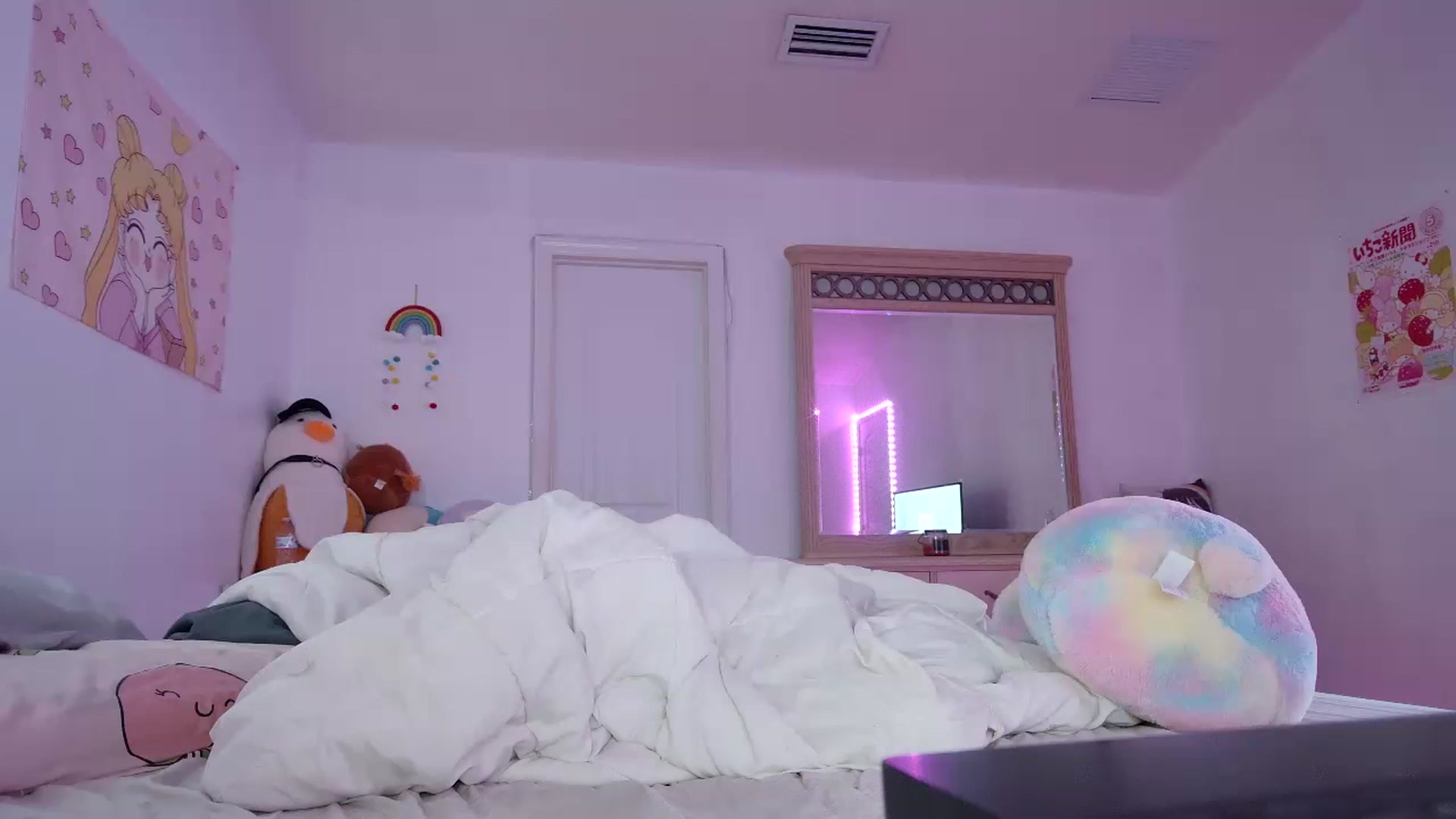 Gallery image thumbnail from DuckChan0's myfreecams stream on, 06/22/2023, 17:52 image 10 of 20