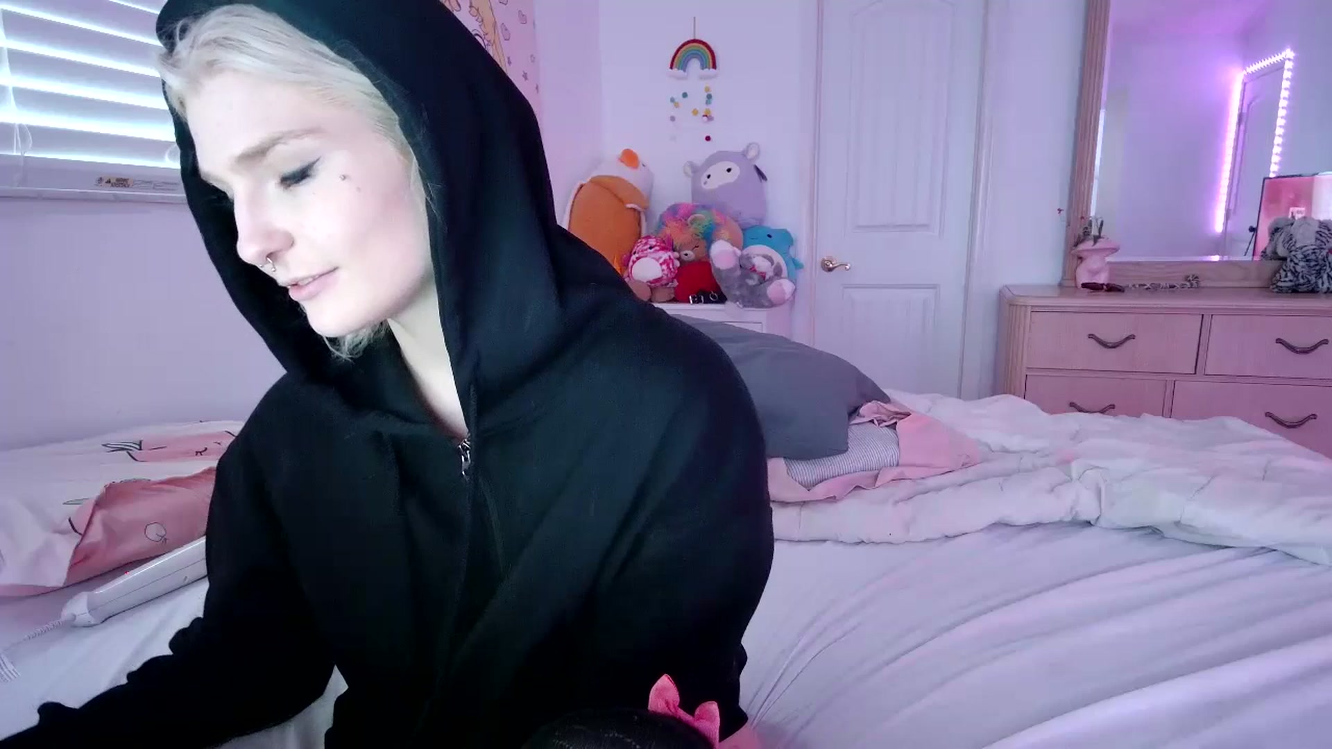 Gallery image thumbnail from DuckChan0's myfreecams stream on, 07/07/2023, 18:44 image 13 of 20