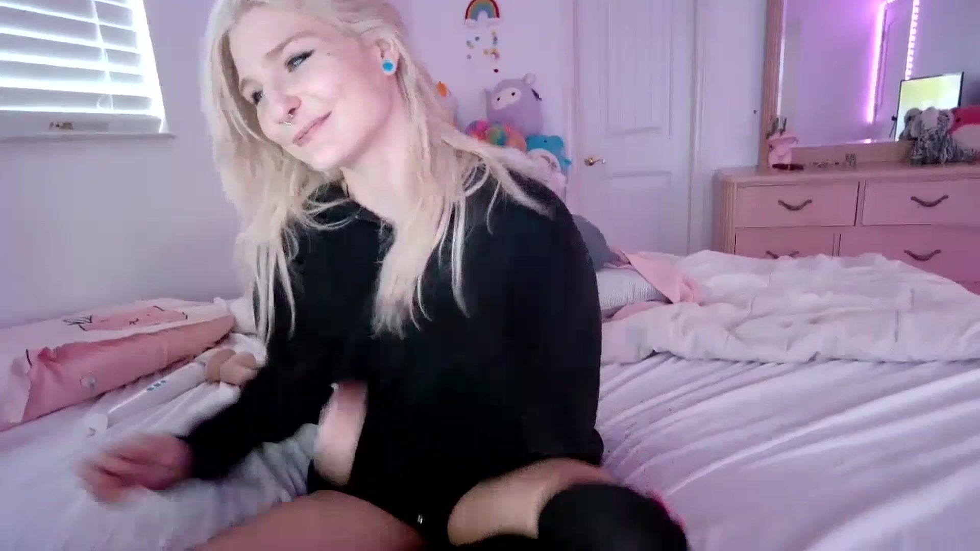 Gallery image thumbnail from DuckChan0's myfreecams stream on, 07/07/2023, 19:35 image 3 of 20