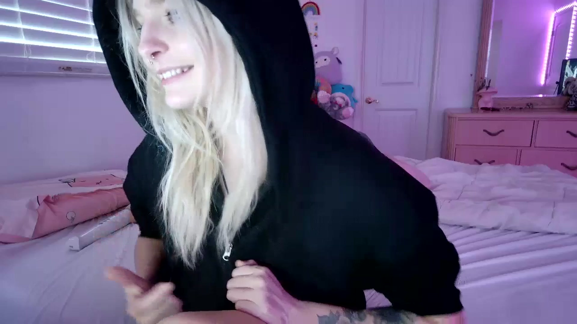 Gallery image thumbnail from DuckChan0's myfreecams stream on, 07/07/2023, 19:35 image 16 of 20